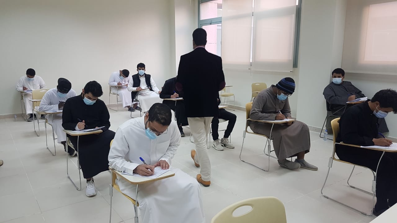صورة من قاعة الإختبار