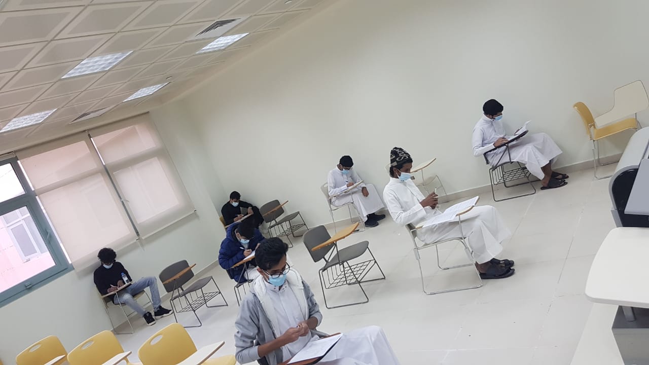 صورة من قاعة الإختبار