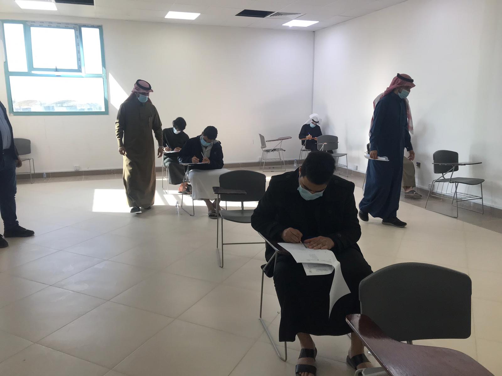 عميد كلية الهندسة يتفقد سير الاختبارات النهائية بالكلّيّة للتأكد من تطبيق الاجراءات الأكاديمية والصحية
