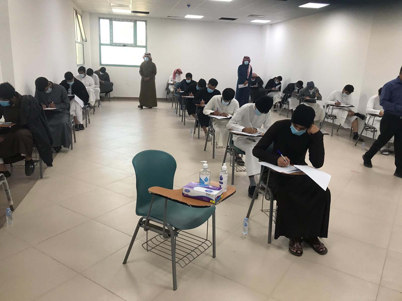 عميد كلية الهندسة يتفقد سير الاختبارات النهائية بالكلّيّة للتأكد من تطبيق الاجراءات الأكاديمية والصحية