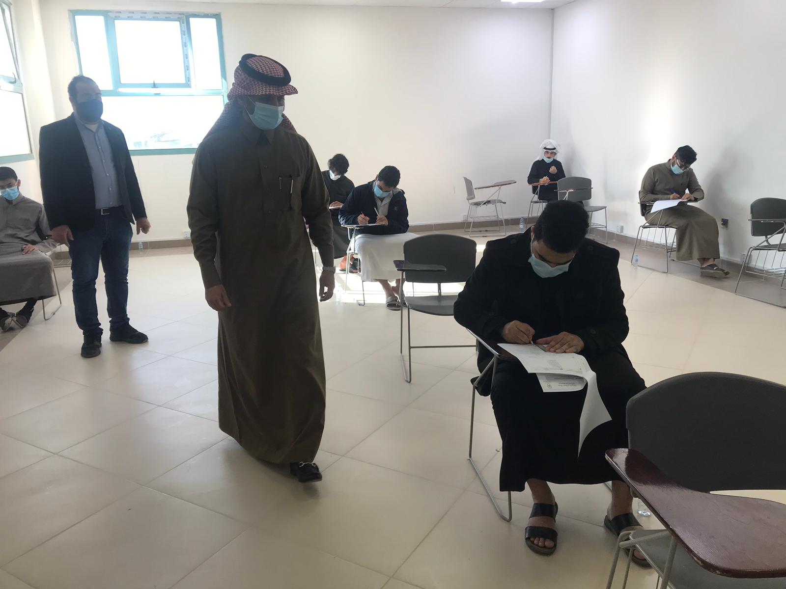 عميد كلية الهندسة يتفقد سير الاختبارات النهائية بالكلّيّة للتأكد من تطبيق الاجراءات الأكاديمية والصحية