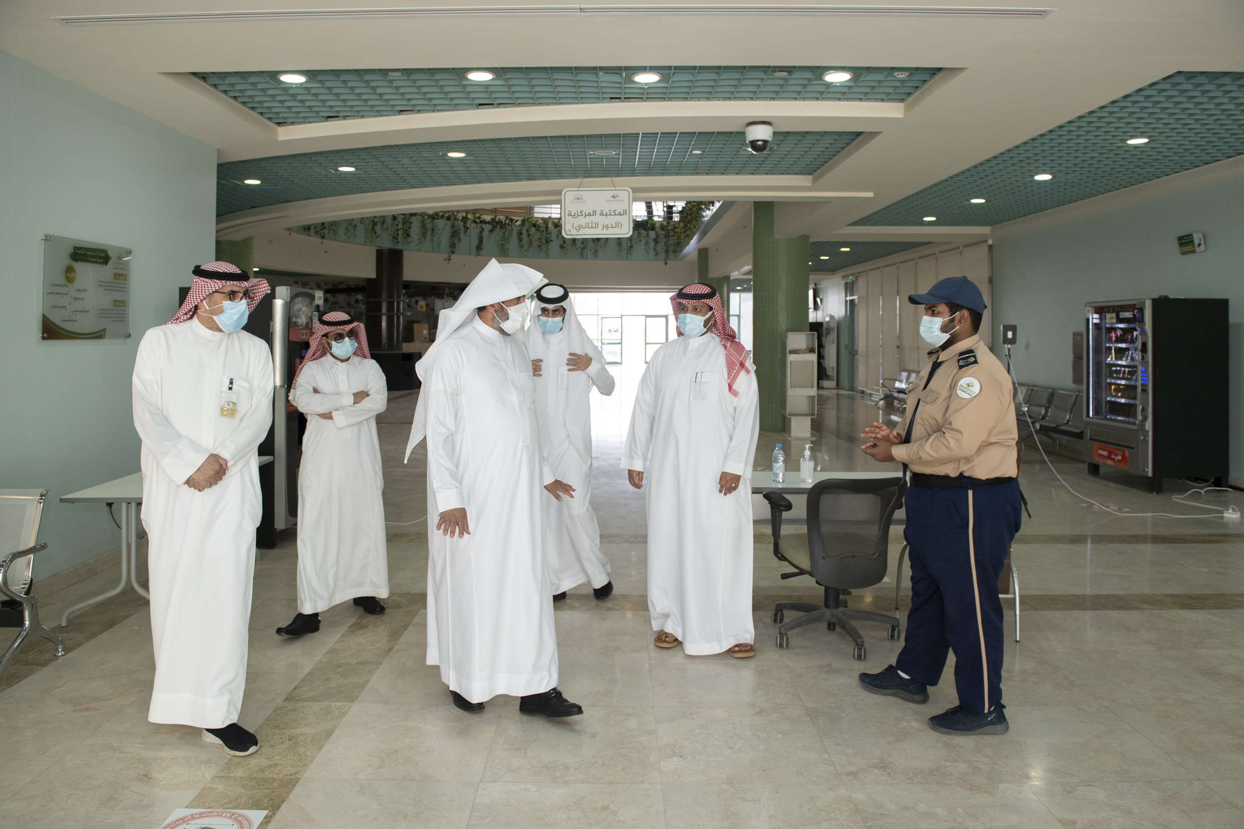 وكيل الجامعة يتابع أعمال تطبيق الإجراءات الاحترازية في كليات الجامعة