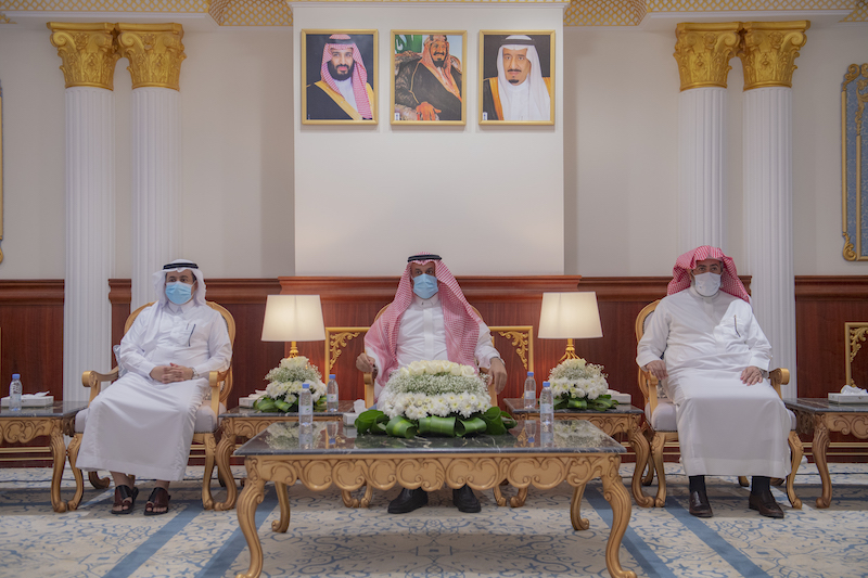 معالي رئيس #جامعة_المجمعة يكرم الأستاذ عبد المجيد السلوم بمنحه جائزة التميز في رعاية المستفيدين (تواصل)