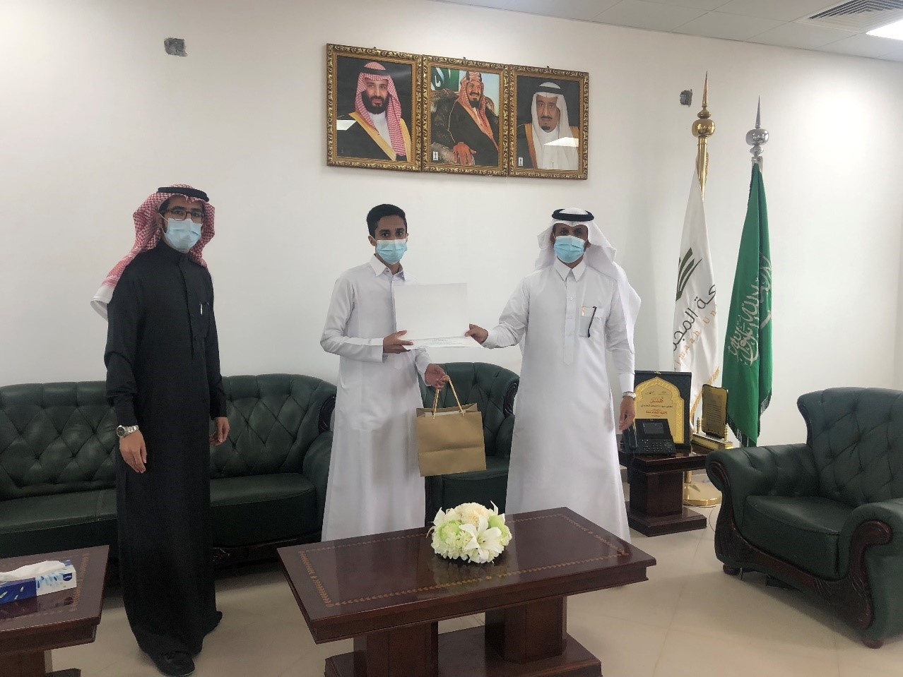 تكريم عميد الكلية للطلاب المشاركين في الدورات التدريبية