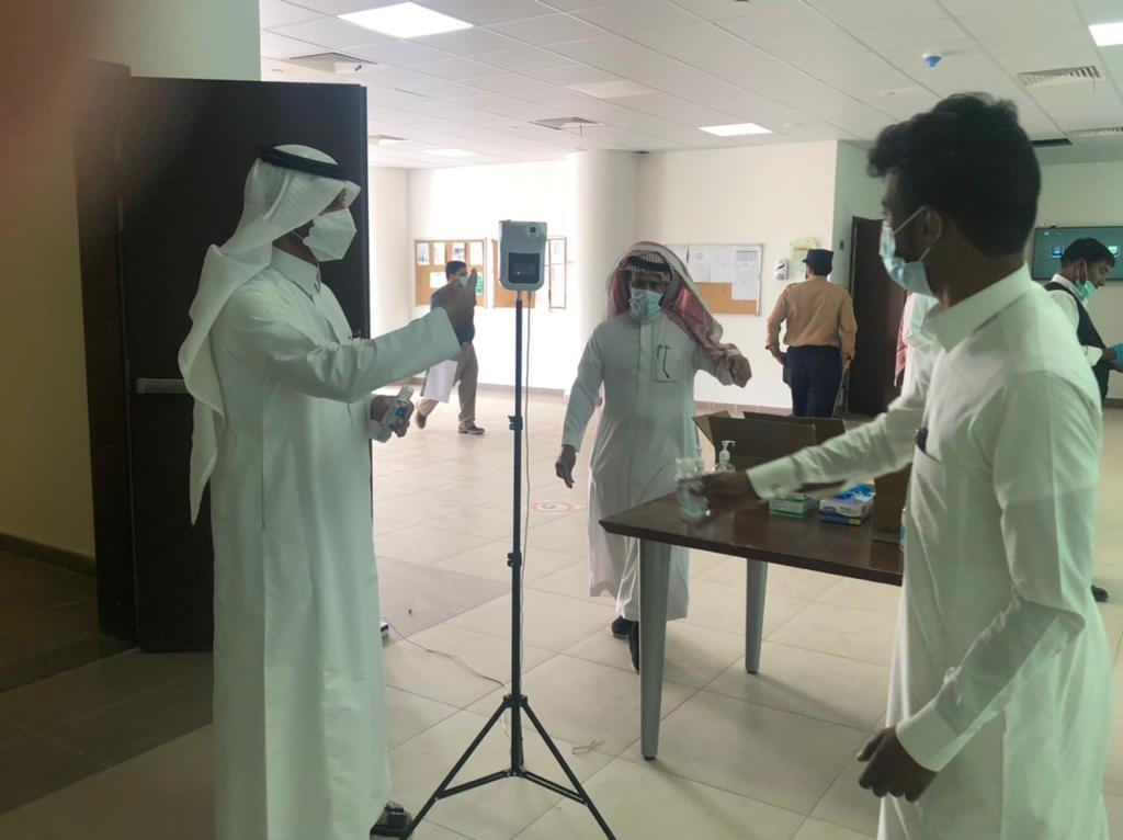 عميد كلية الهندسة يتفقد سير الاختبارات النهائية وتوزيع المعقمات الطبية للطلاب