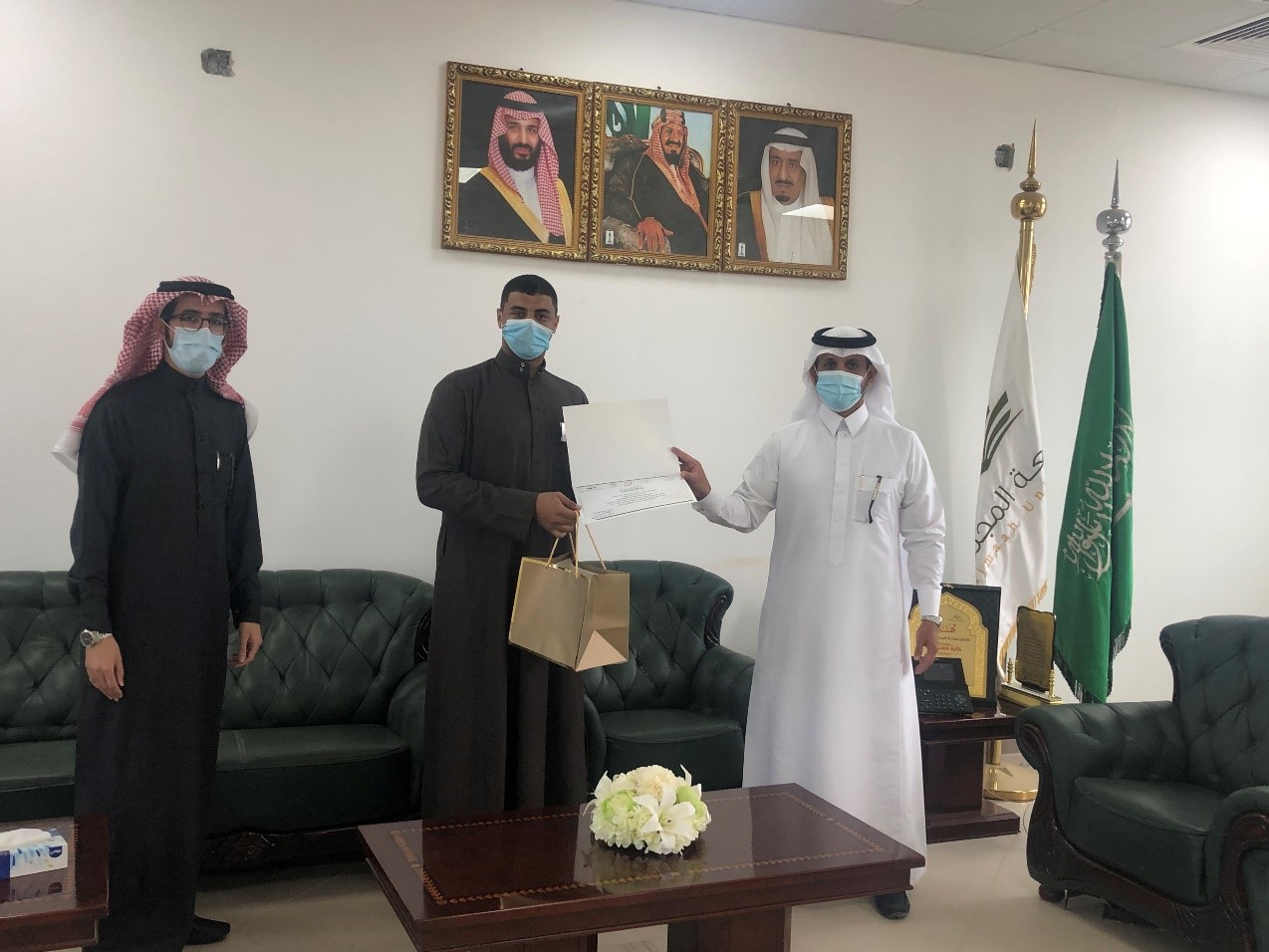 تكريم عميد الكلية للطلاب المشاركين في الدورات التدريبية