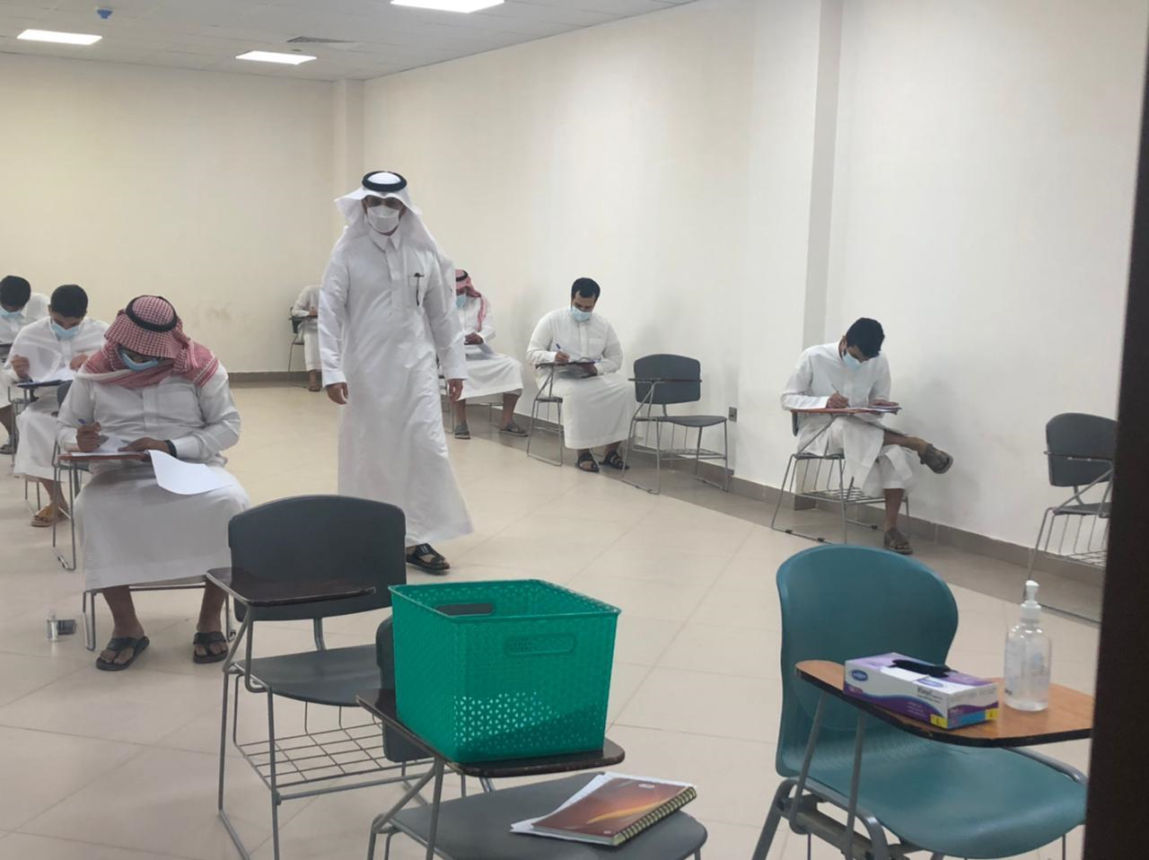 عميد كلية الهندسة يتفقد سير الاختبارات النهائية وتوزيع المعقمات الطبية للطلاب