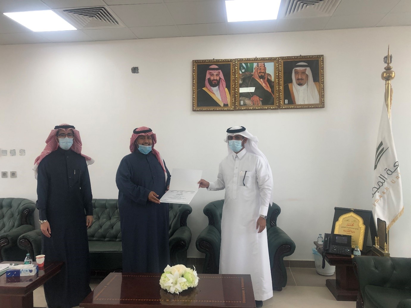 تكريم عميد كلية الهندسة للمشاركين في ورشة عمل ريادة الأعمال والمشاريع الصغيرة