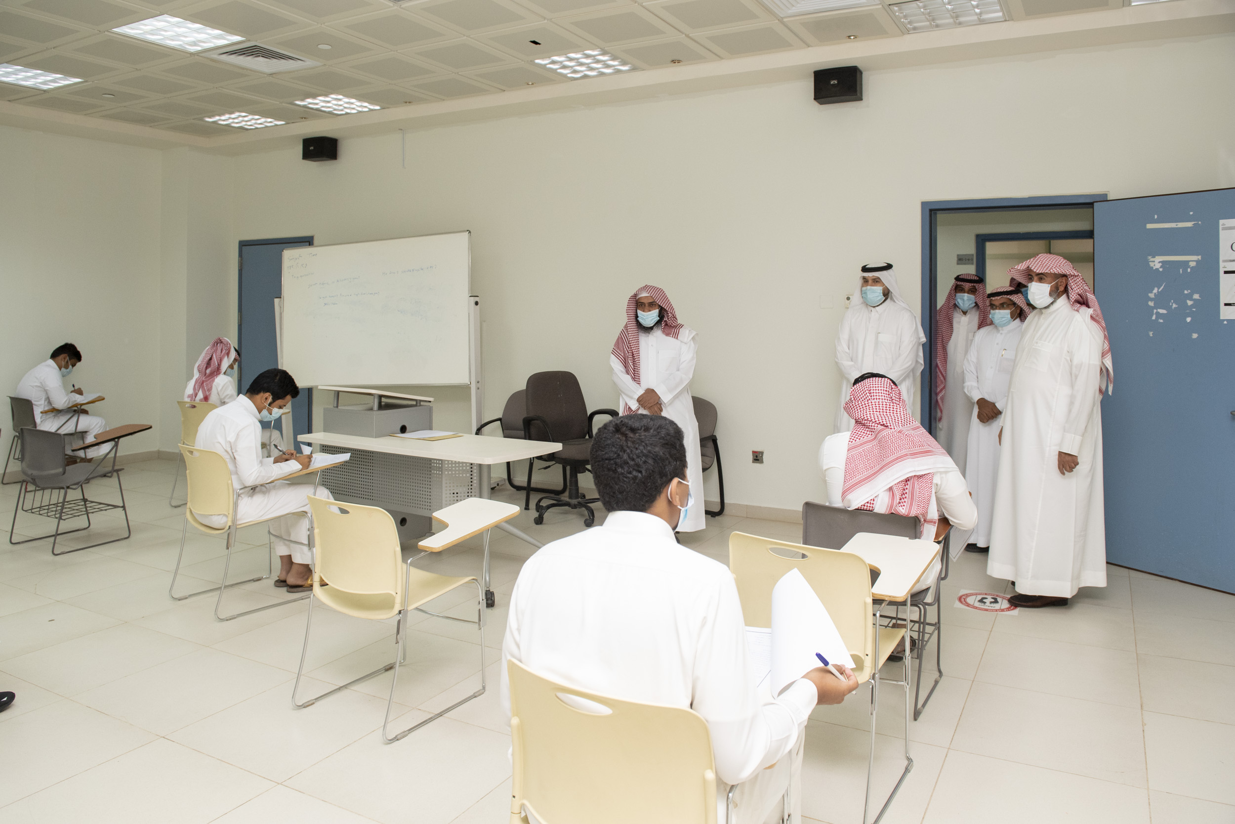 وكل الجامعة يقوم بجولة تفقدية لعدد من كليات الجامعة للاطلاع على جاهزية مقرات الاختبارات