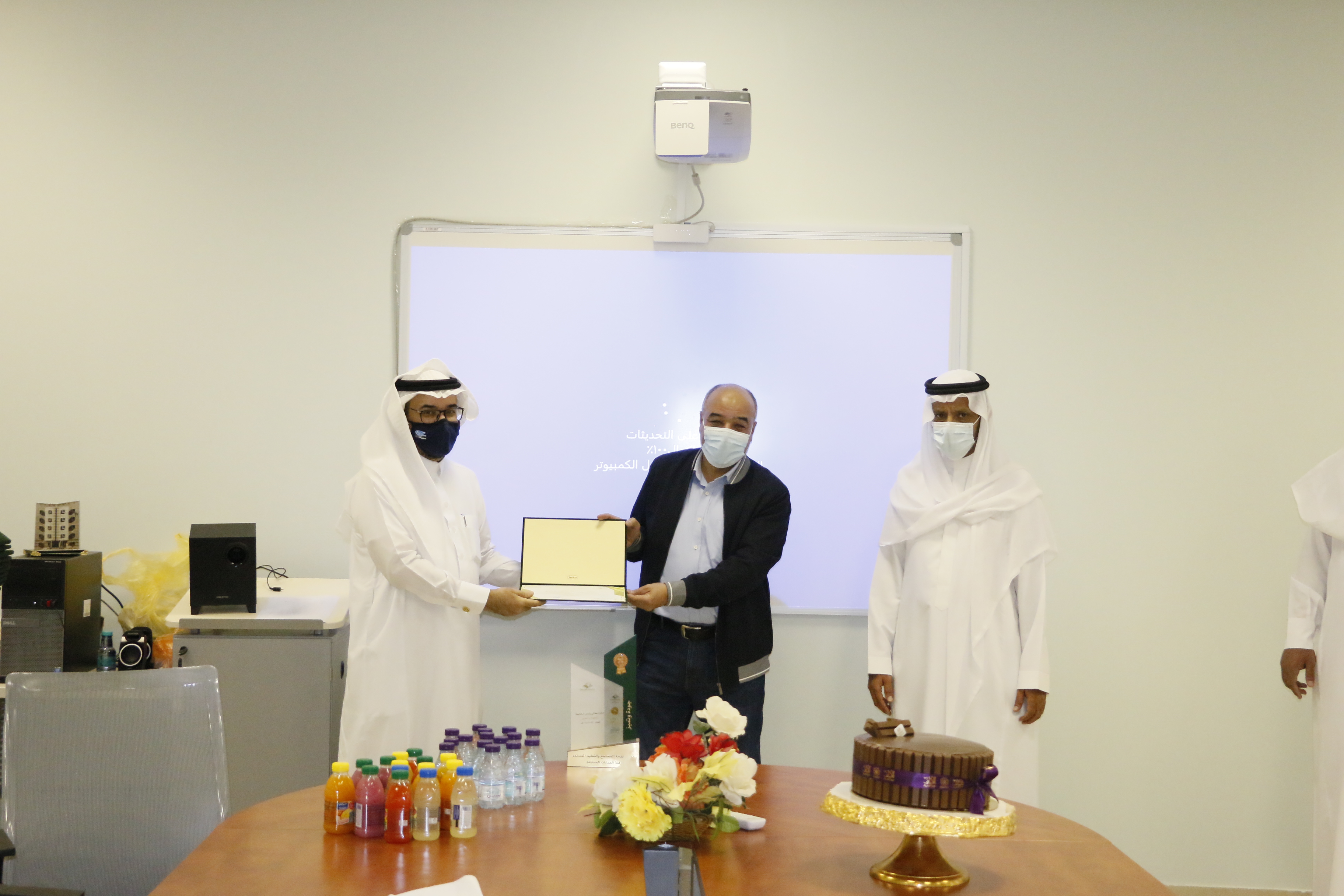 عميد خدمة المجتمع والتعليم المستمر يكرم أعضاء وحدة الجودة بالعمادة