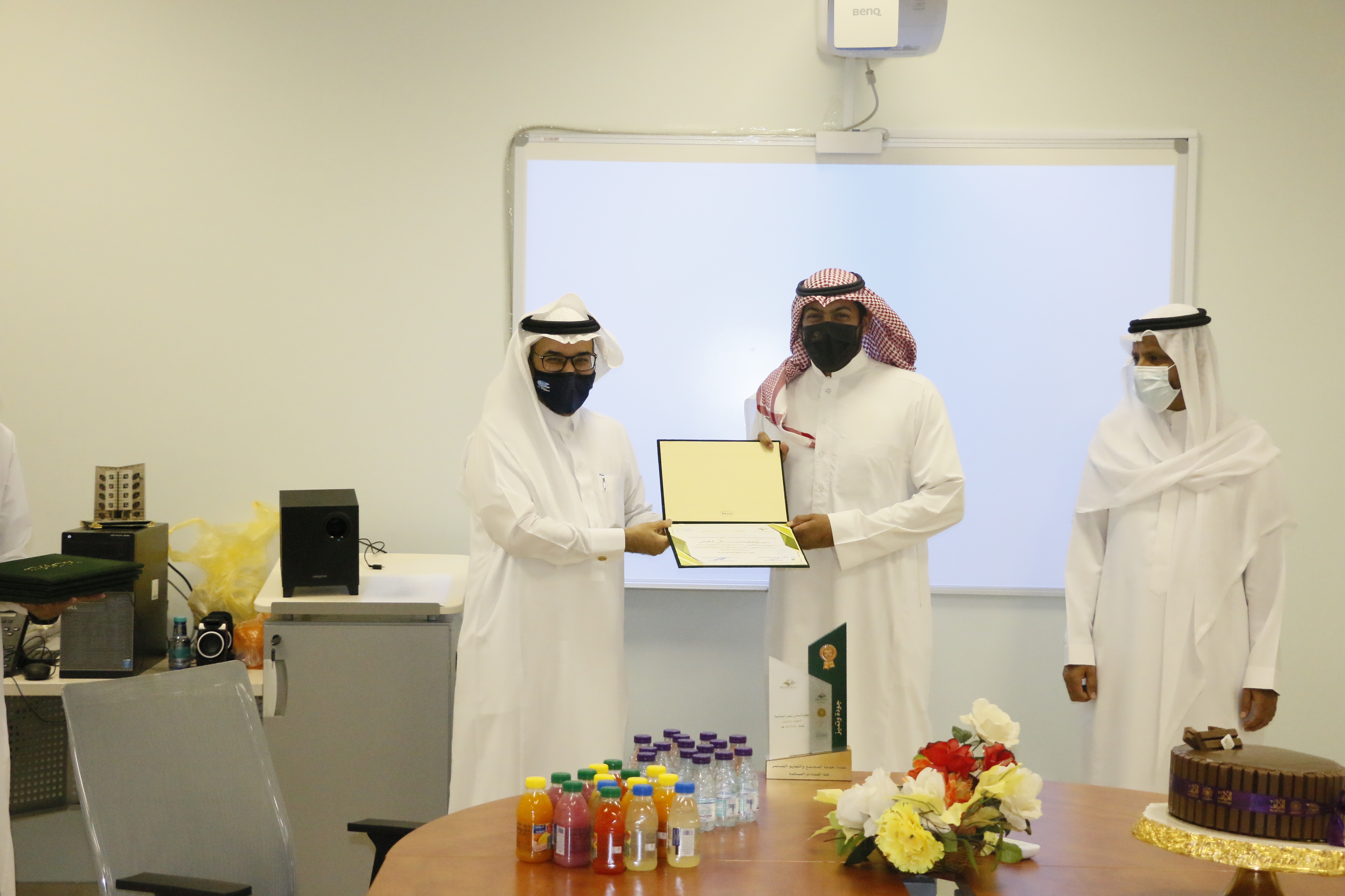 عميد خدمة المجتمع والتعليم المستمر يكرم أعضاء وحدة الجودة بالعمادة