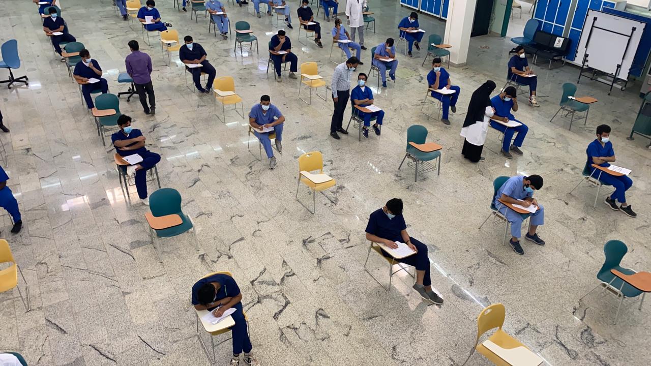 "الإدارة" تُنهي أعمال تطبيق الإجراءات الوقائية بكليات الجامعة