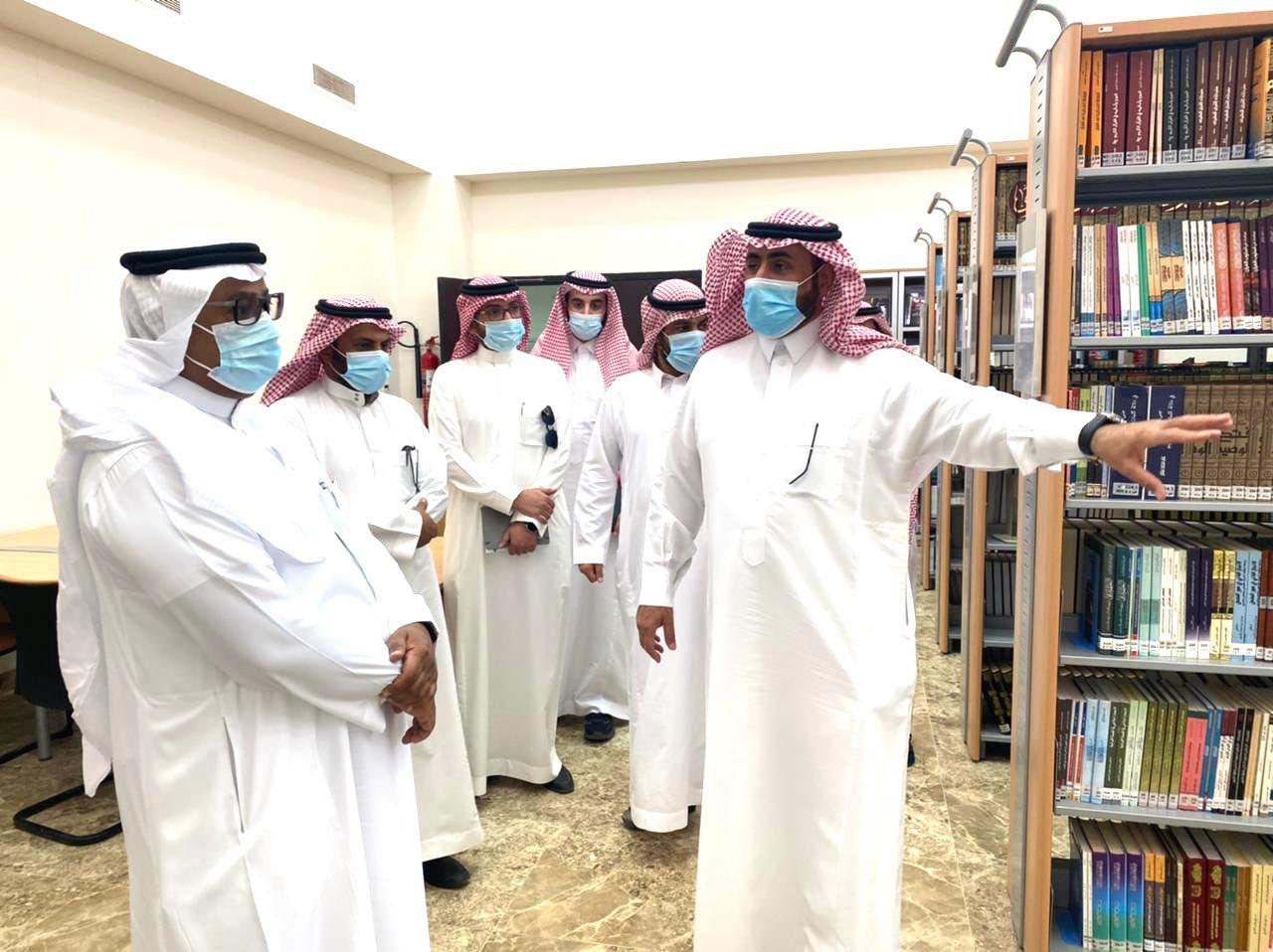 سعادة الرئيس التنفيذي لهيئة تطوير محمية الامام عبد العزيز بن محمد الملكية يزور كلية العلوم والدراسات الإنسانية برماح