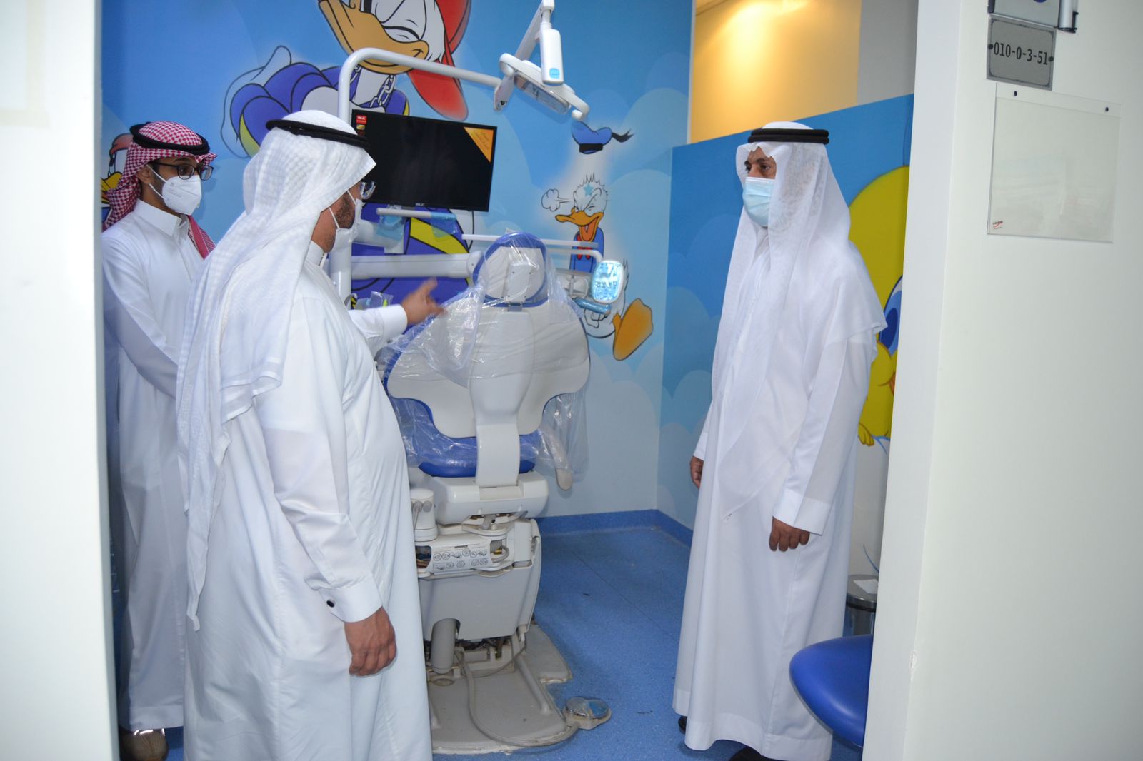 وكيل الجامعة للشؤون التعليمية يزور طب الأسنان