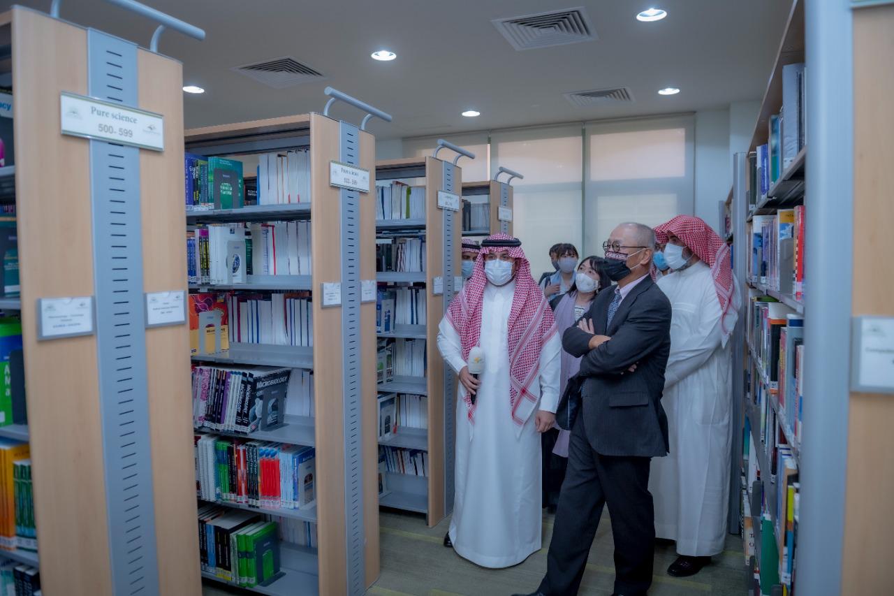 سعادة سفير دولة اليابان بالمملكة يزور المكتبة المركزية بعمادة شؤون المكتبات