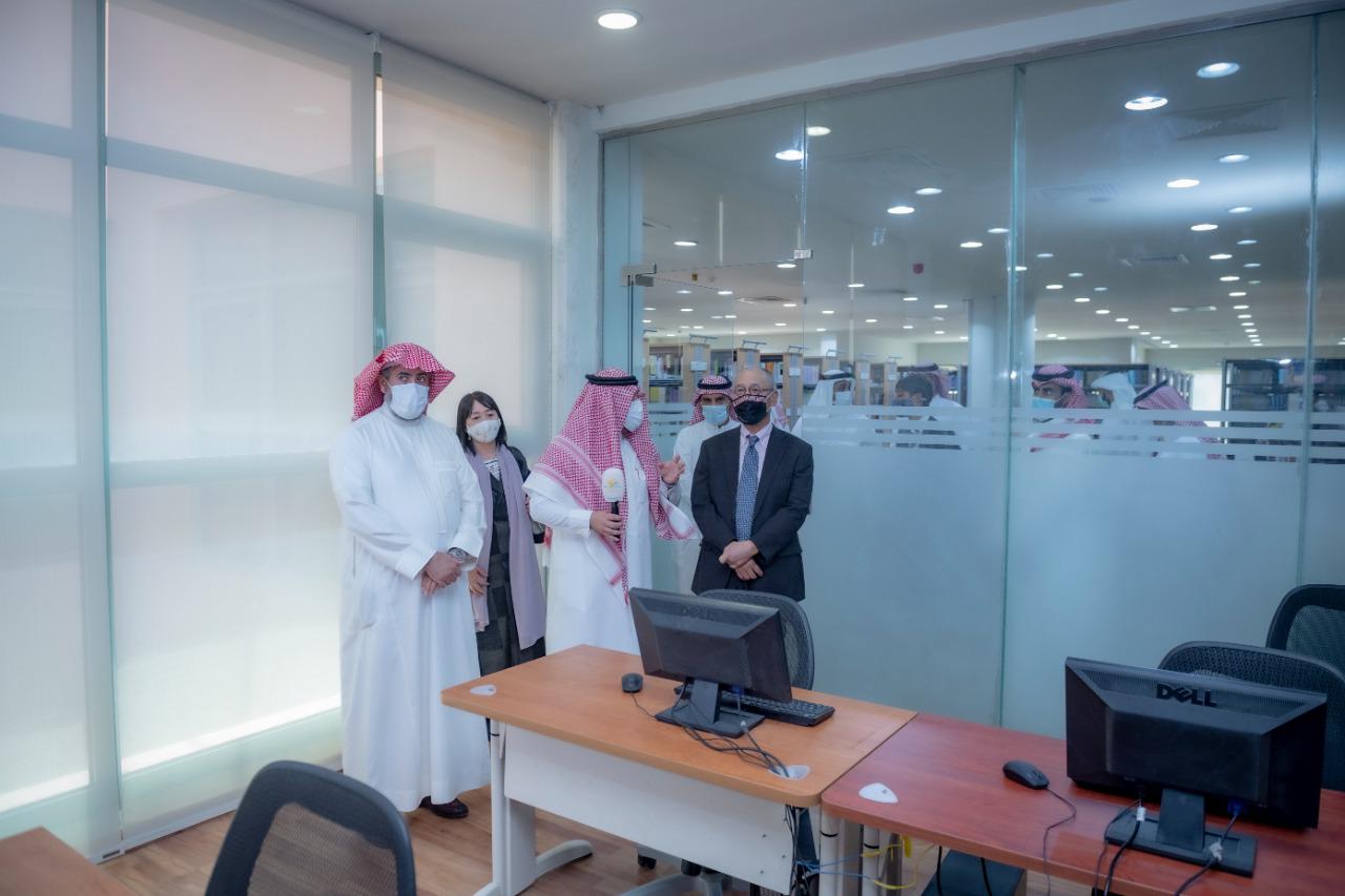 سعادة سفير دولة اليابان بالمملكة يزور المكتبة المركزية بعمادة شؤون المكتبات