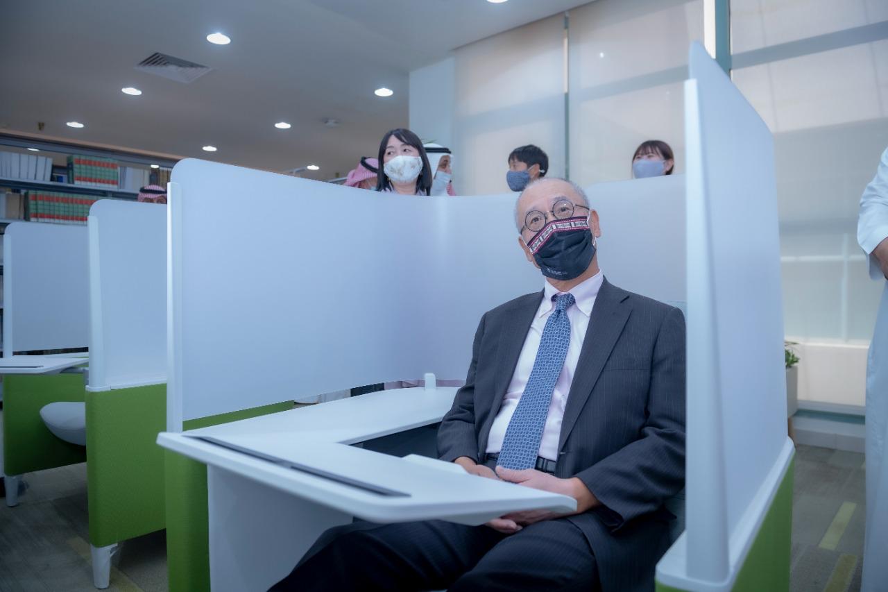 سعادة سفير دولة اليابان بالمملكة يزور المكتبة المركزية بعمادة شؤون المكتبات