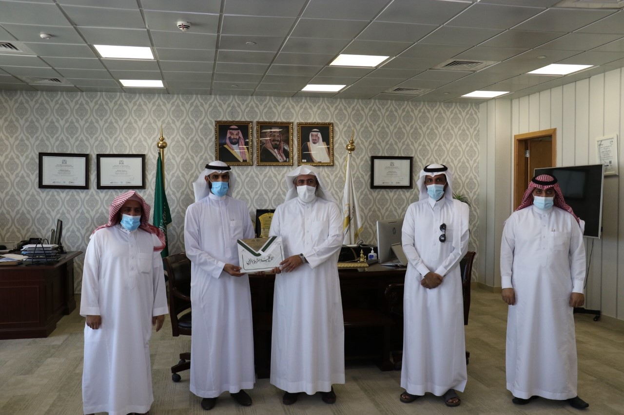 وكيل الجامعة يتسلم تقرير منجزات كلية التربية بالزلفي