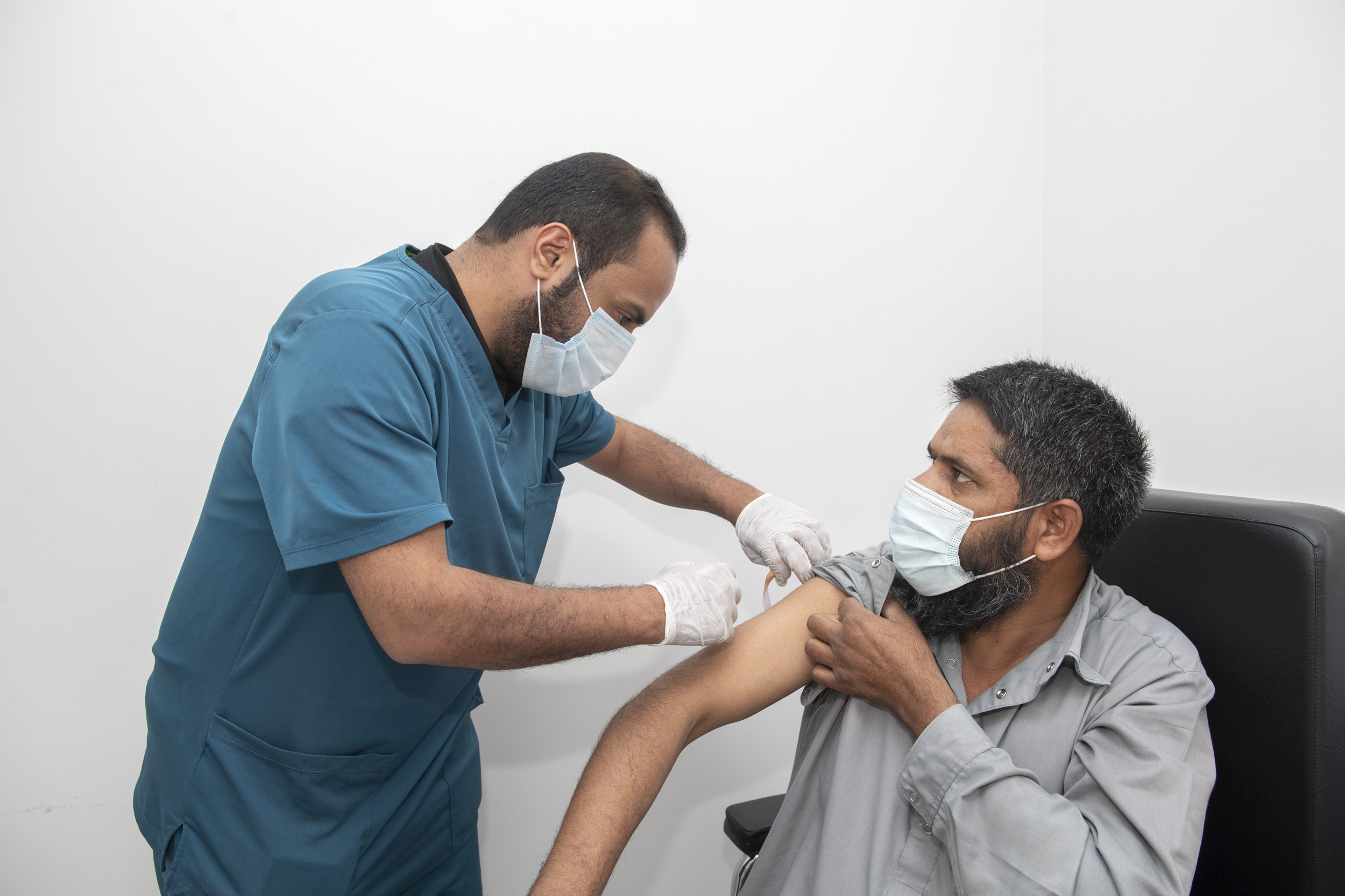 الخدمات الطبية المتنقلة تنفذ مبادرة حملة تطعيم لقاح فايروس كورونا لعدد من المراكز