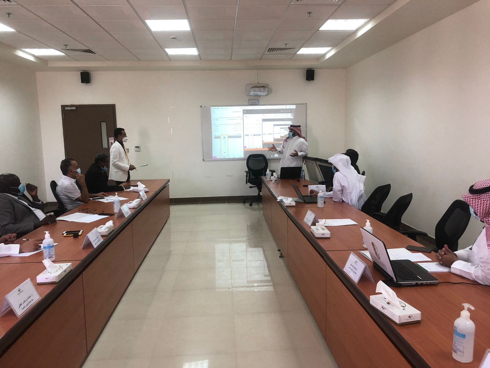بإشراف وكيل الجامعة للشؤون التعليمية... فريق العمل المختص يزور كلية العلوم والدراسات الإنسانية برماح ويناقش خطط العمل ذات الصلة باستكمال برامج الاعتماد الأكاديمي.