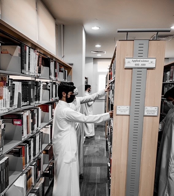 طلاب كلية الهندسة بزيارة للمكتبة المركزية بالجامعة