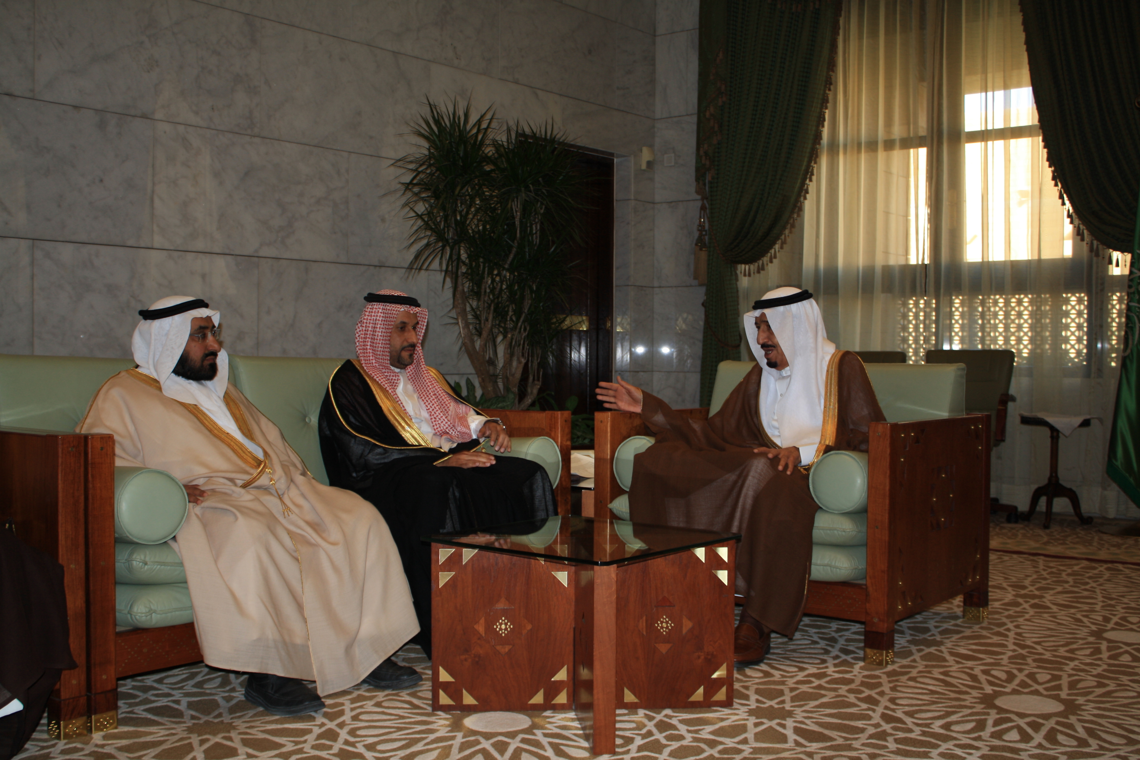 خادم الحرمين الشريفين الملك سلمان بن عبدالعزيز يستقبل معالي…