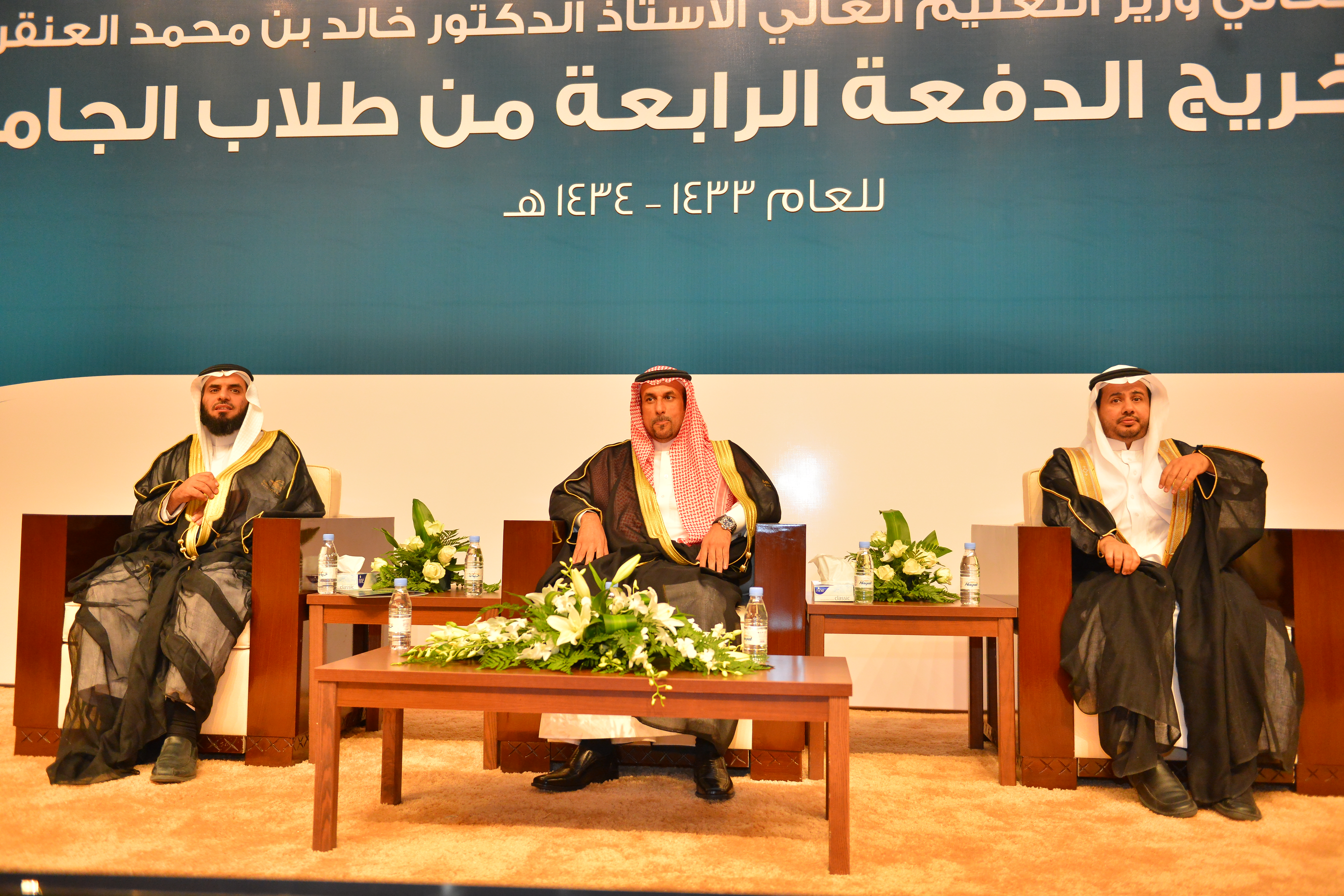 الجامعة تزف خريجي الدفعة الرابعة من طلابها لعام الجامعي ١٤٣٣…