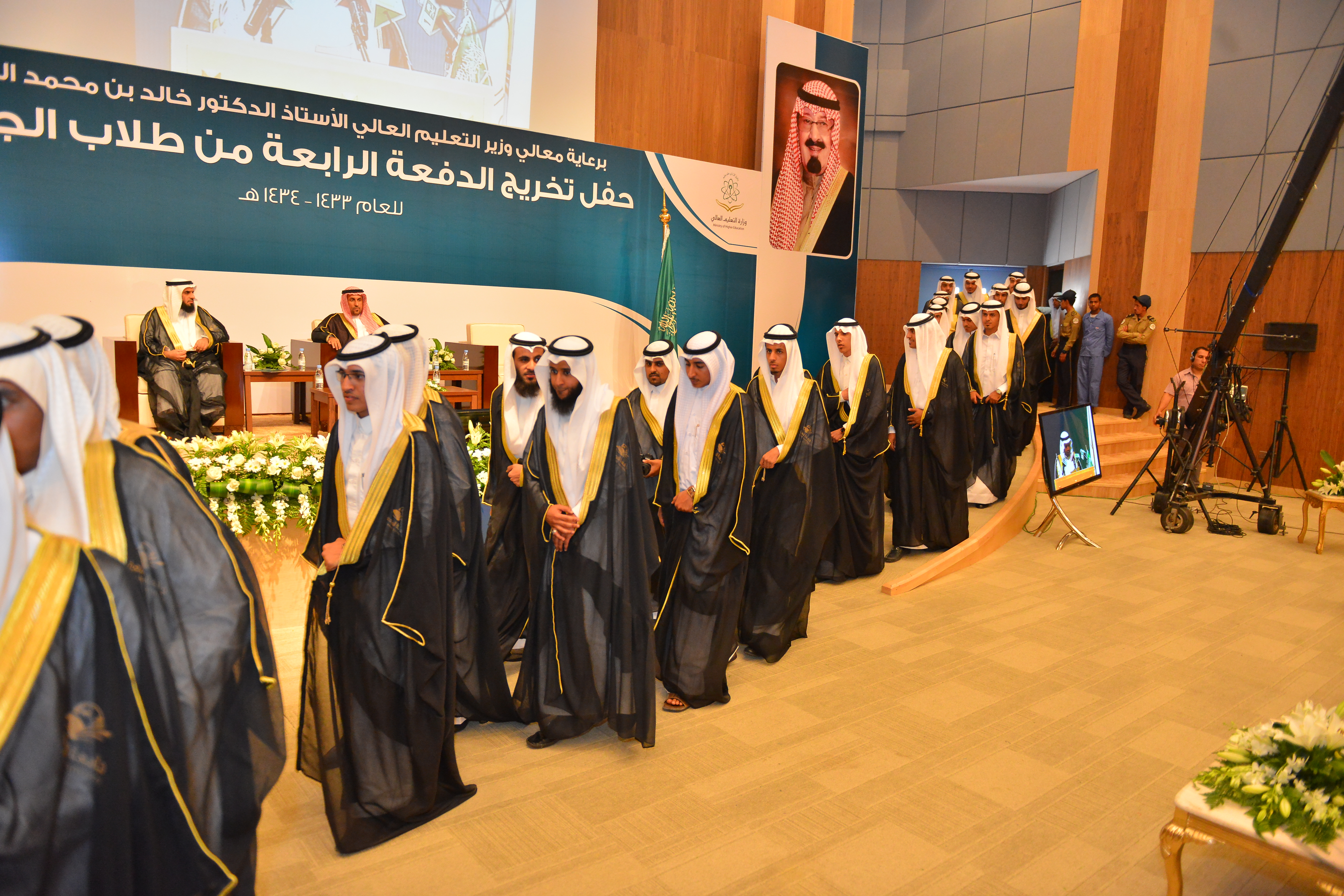 الجامعة تزف خريجي الدفعة الرابعة من طلابها لعام الجامعي ١٤٣٣…