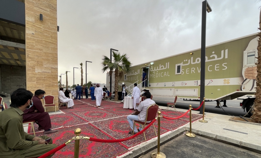 الخدمات الطبية المتنقلة تنفذ مبادرة حملة تطعيم لقاح فايروس ك…