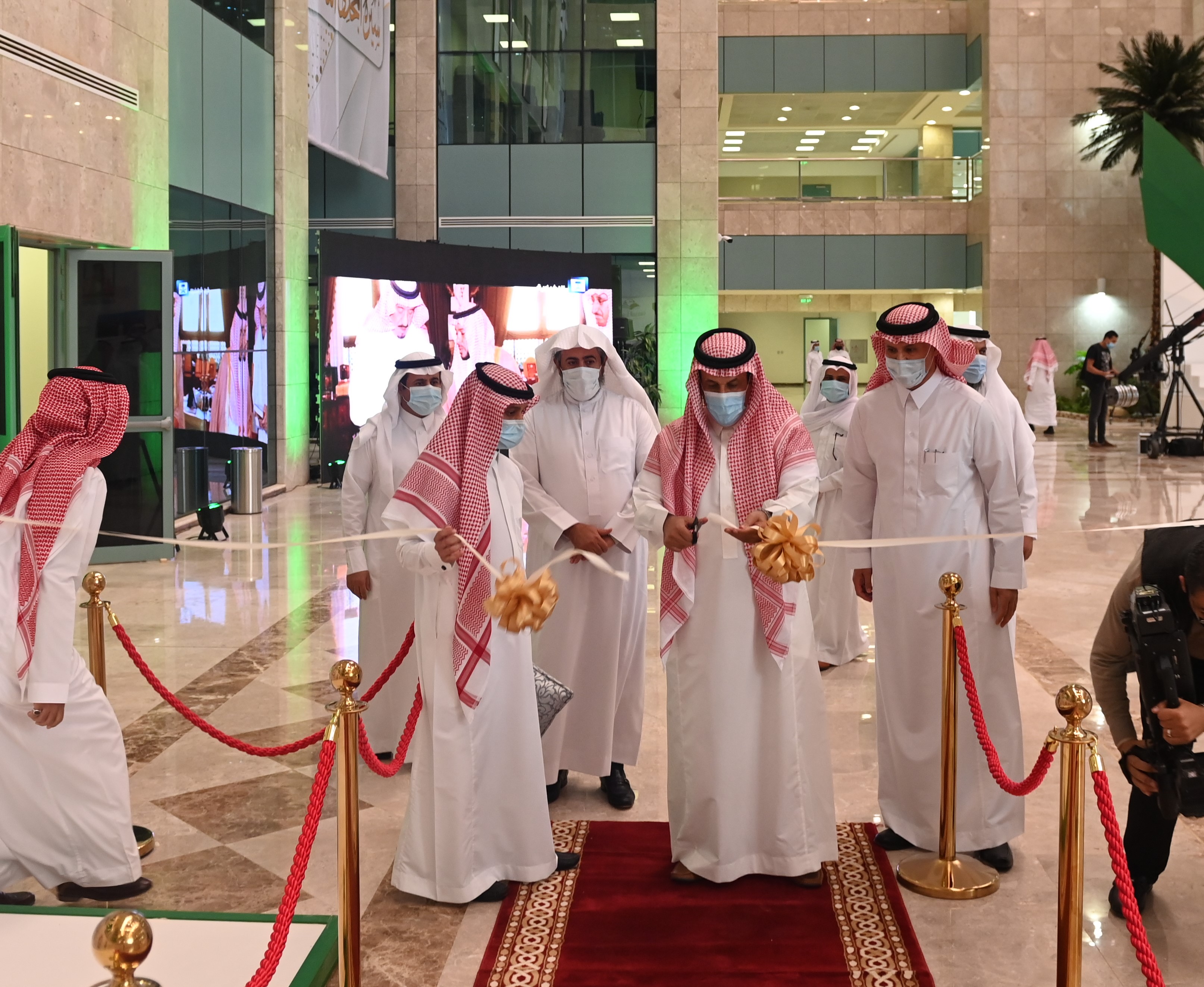 الجامعة تقيم معرض ( سيرة المجد والتاريخ ) بمناسبة ذكرى البيع…