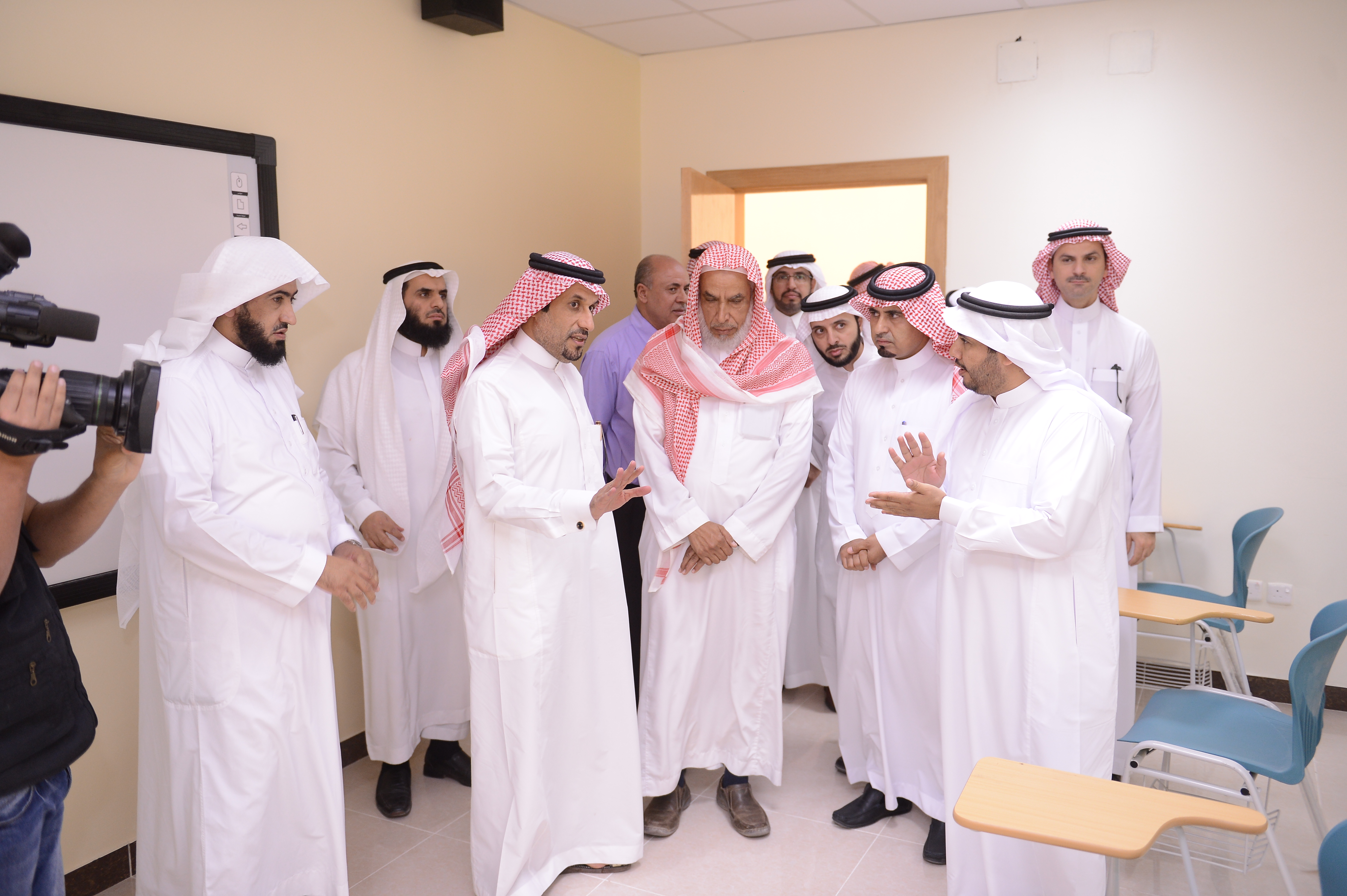 معالي مدير الجامعة يفتتح مبنى السنة التحضيرية والصالة المتعد…