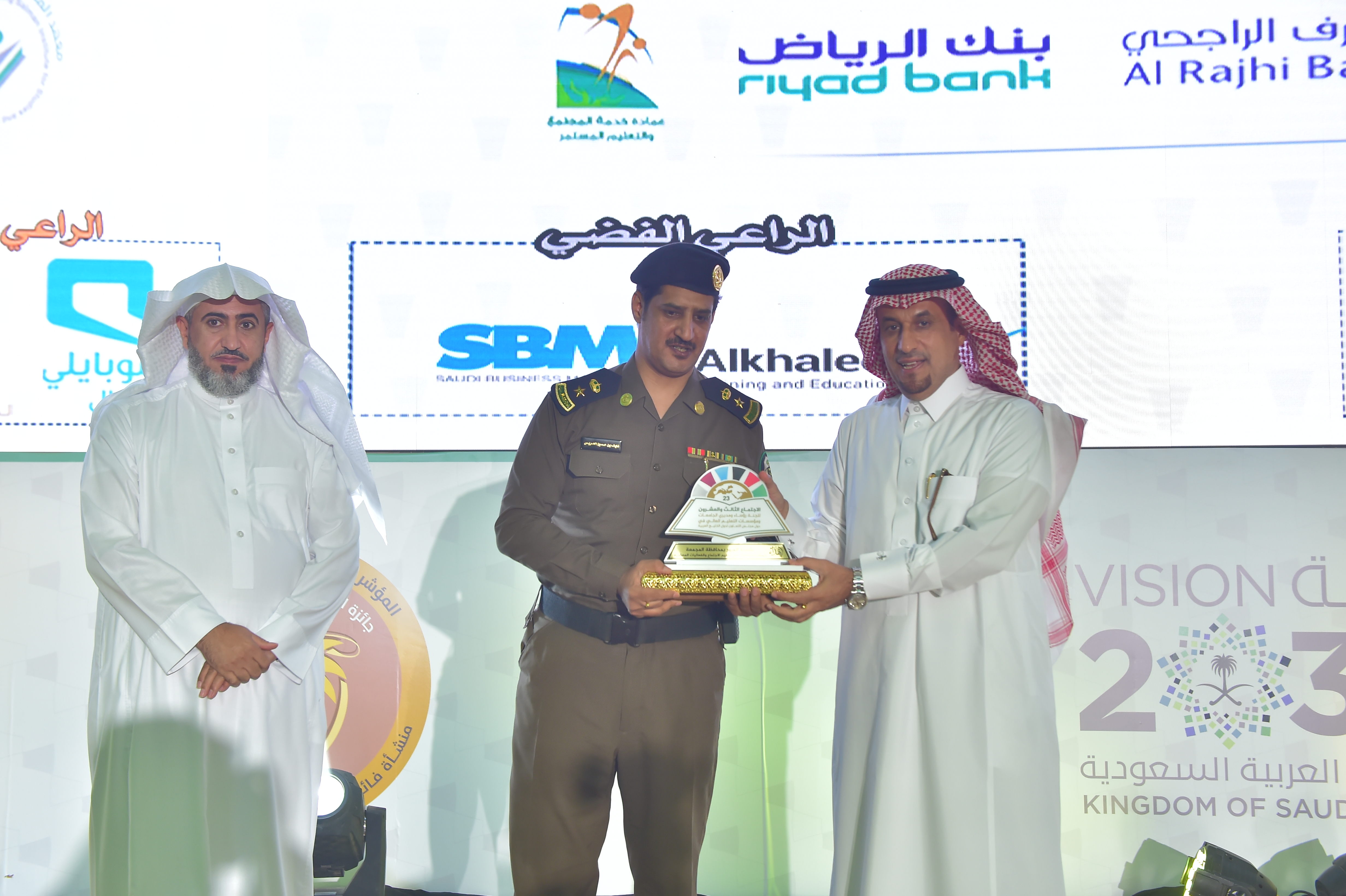 الإدارة العامة للعلاقات والإعلام الجامعي تقيم حفلَ تكريمٍ لل…