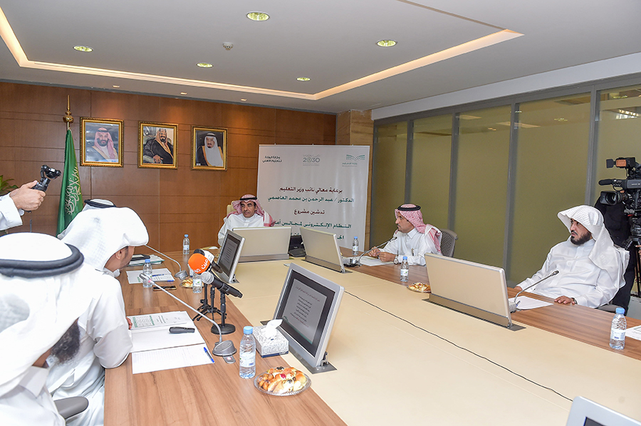 نائب وزير التعليم يدشن نظام مجالس الأمناء الإلكتروني بالجامع…