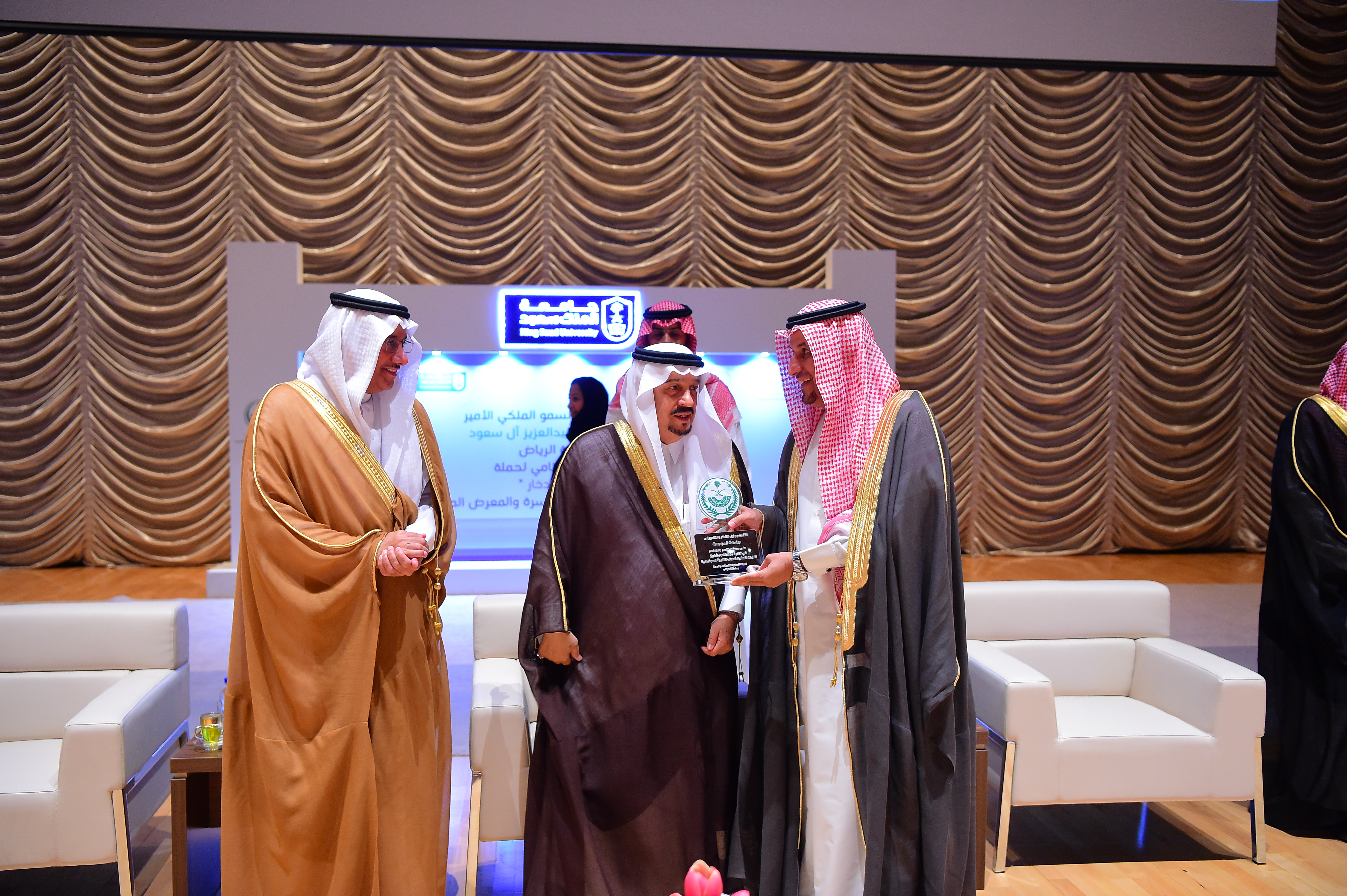 سمو أمير منطقة الرياض يكرم الجامعة لمشاركتها الفاعلة في حملة…