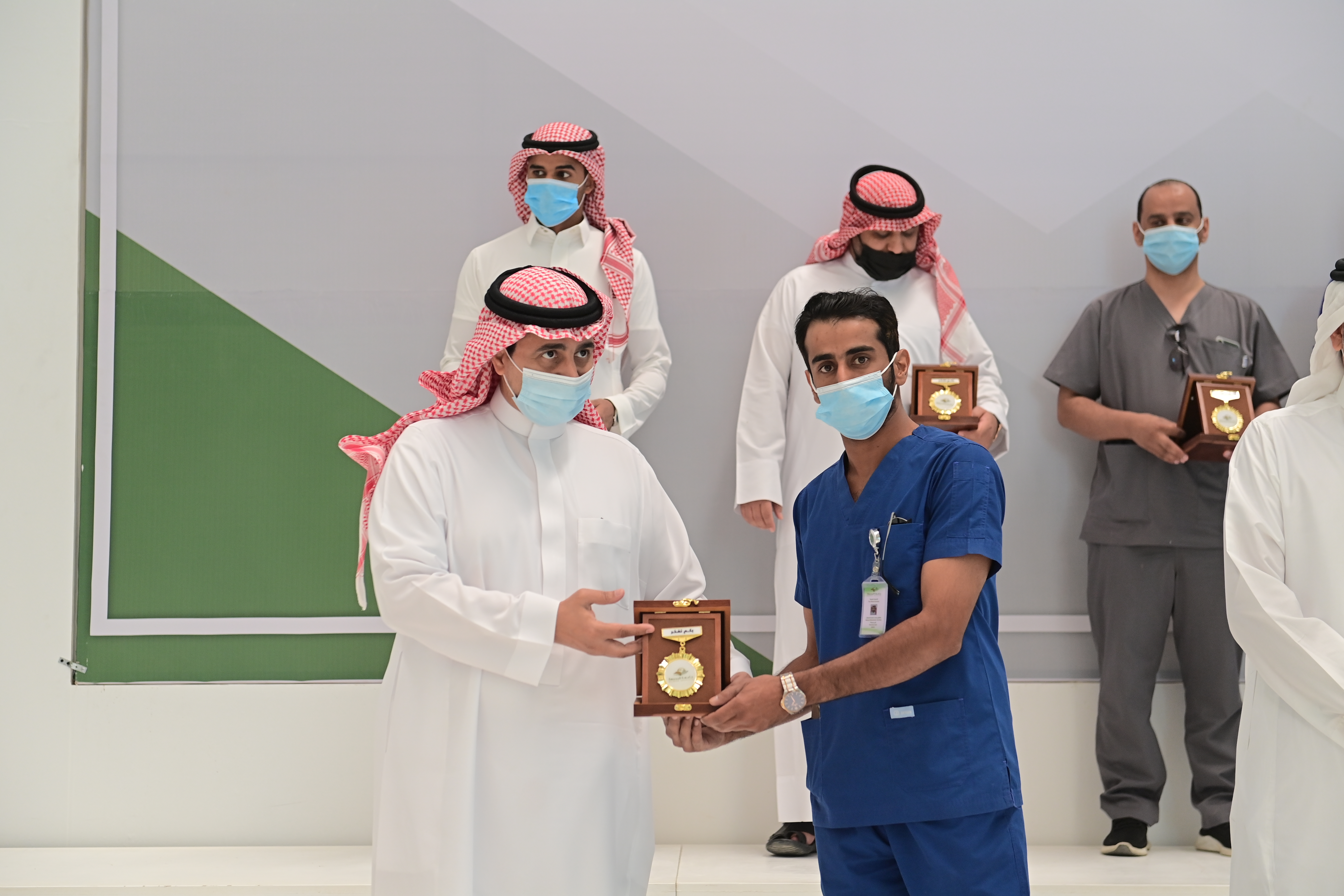 سعادة رئيس الجامعة يكرم العاملين في مركز اللقاحات الخاص بالخ…