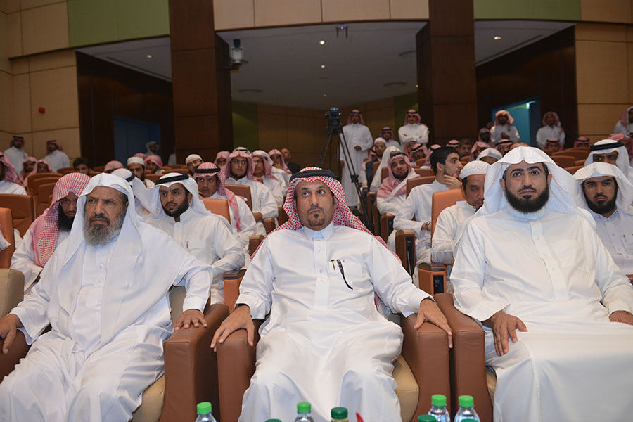 مناقشة أول رسالة ماجستير على مستوى الجامعة للطالبة سمية المو…