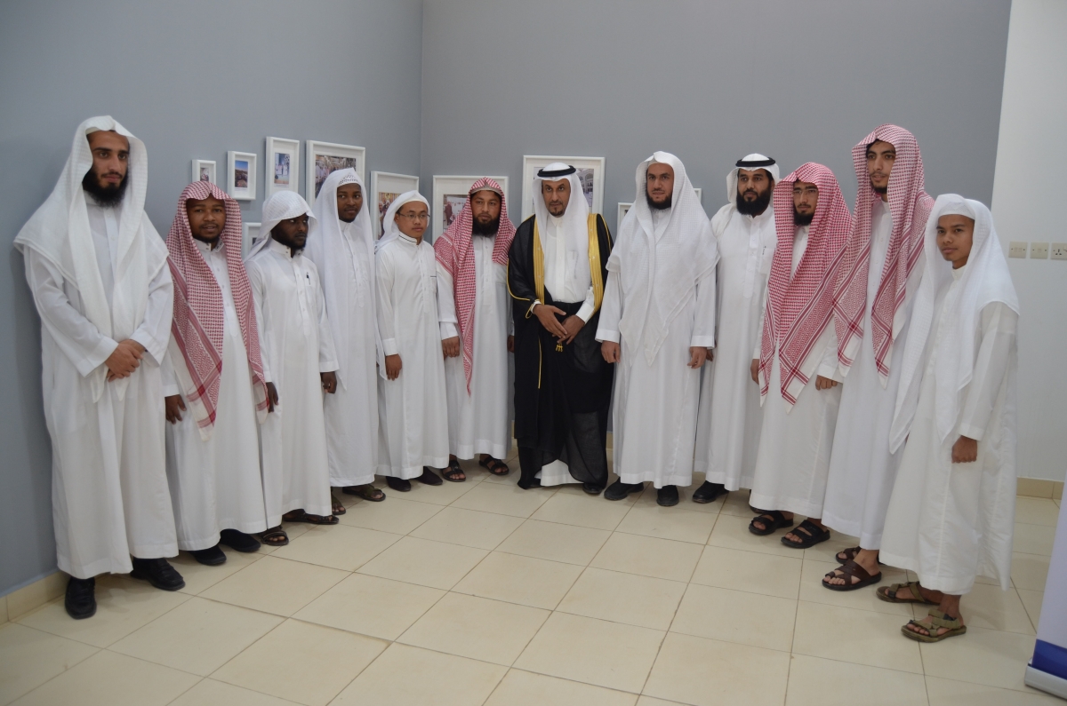 معالي مدير الجامعة يفتتح سكن طلاب المنح بالزلفي