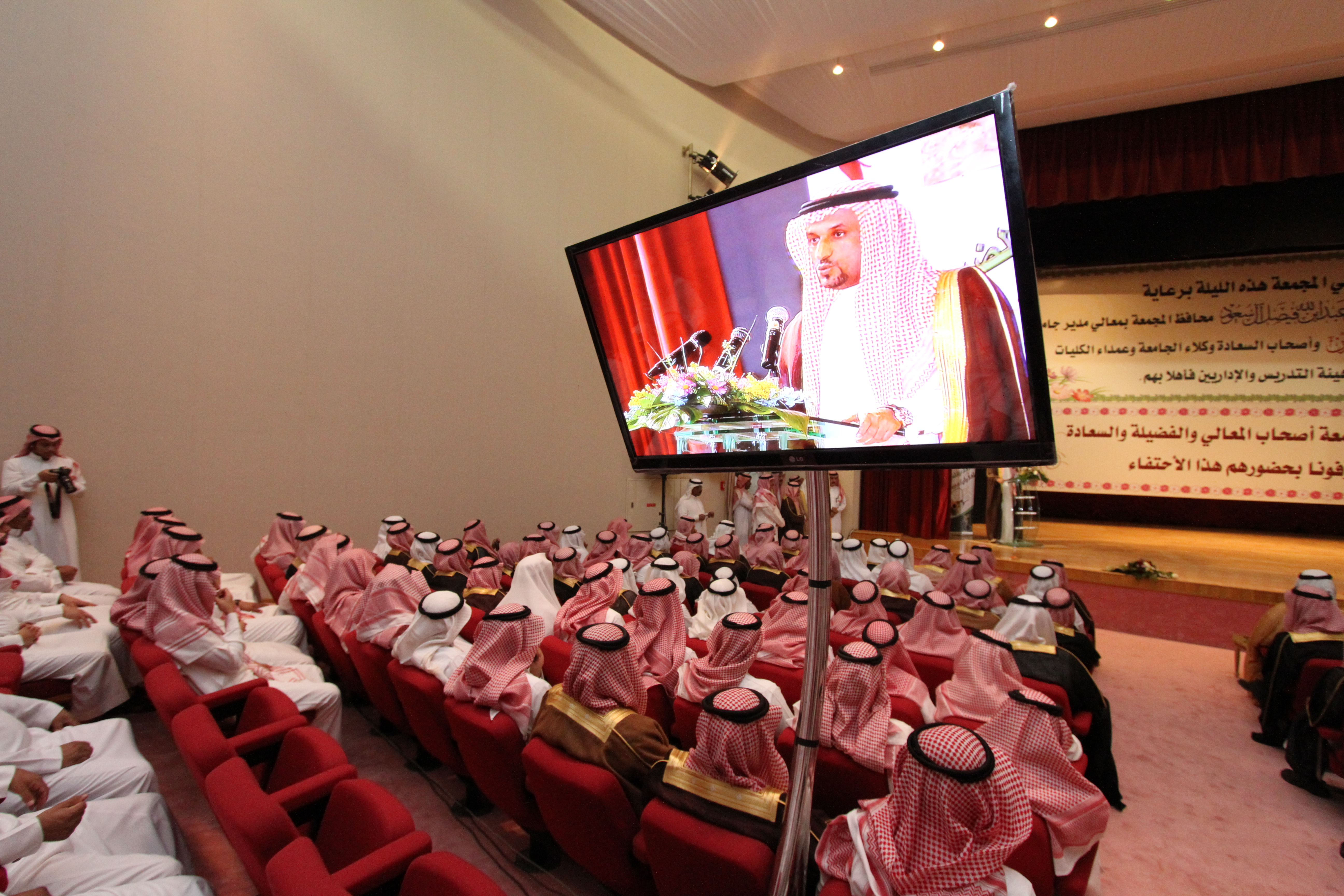 أهالي محافظة المجمعة يحتفون بمعالي مدير الجامعة 