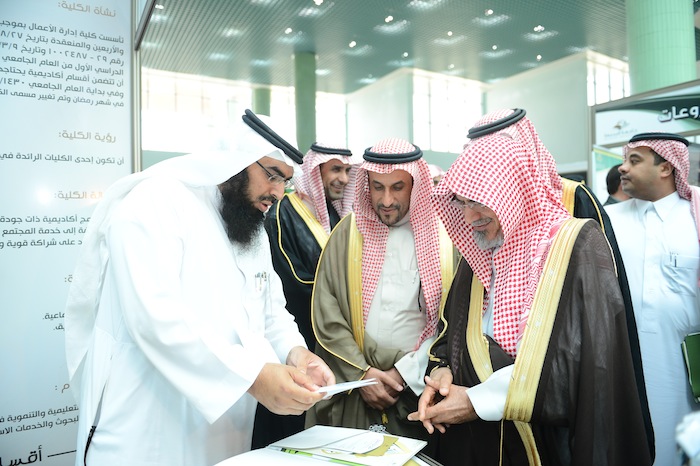 الجامعة تنظم ملتقى الجامعة والمجتمع تحت شعار (جامعتنا طريق ت…