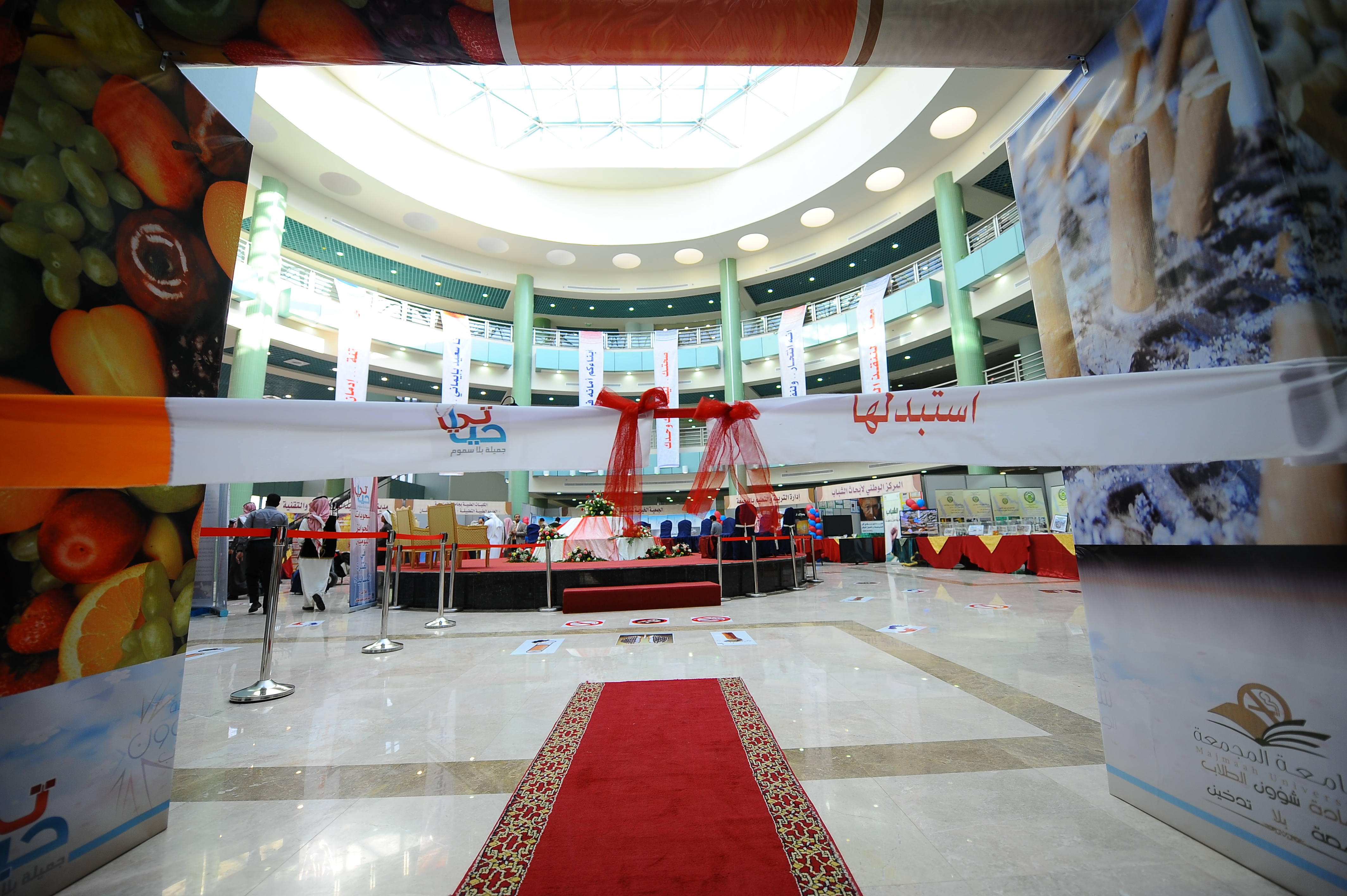 مدير الجامعة يفتتح معرض مكافحة التدخين والتوعية بأضرار المخد…