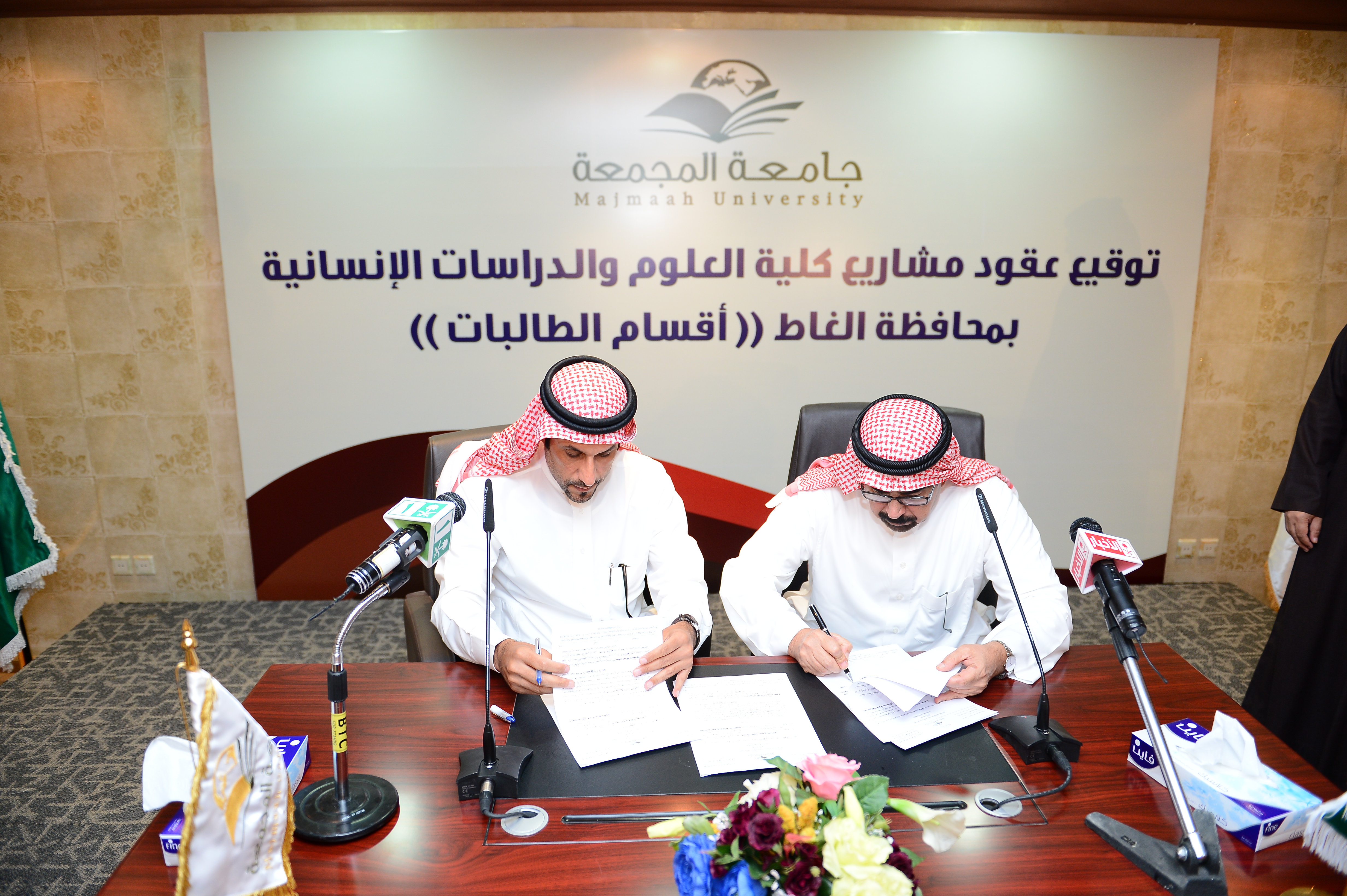 معالي مدير الجامعة يوقع عقود مشاريع المباني العاجلة لكلية ال…