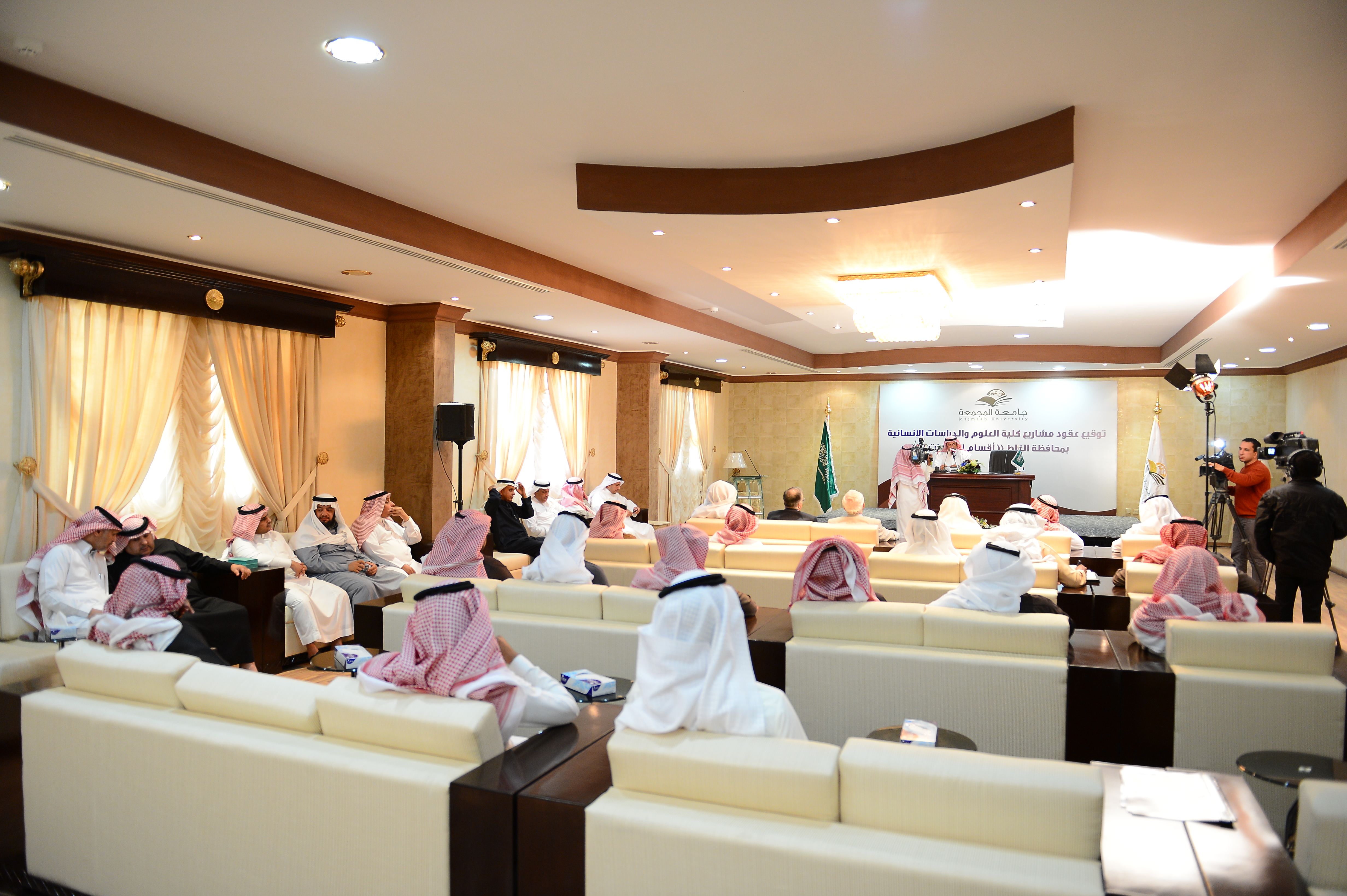معالي مدير الجامعة يوقع عقود مشاريع المباني العاجلة لكلية ال…