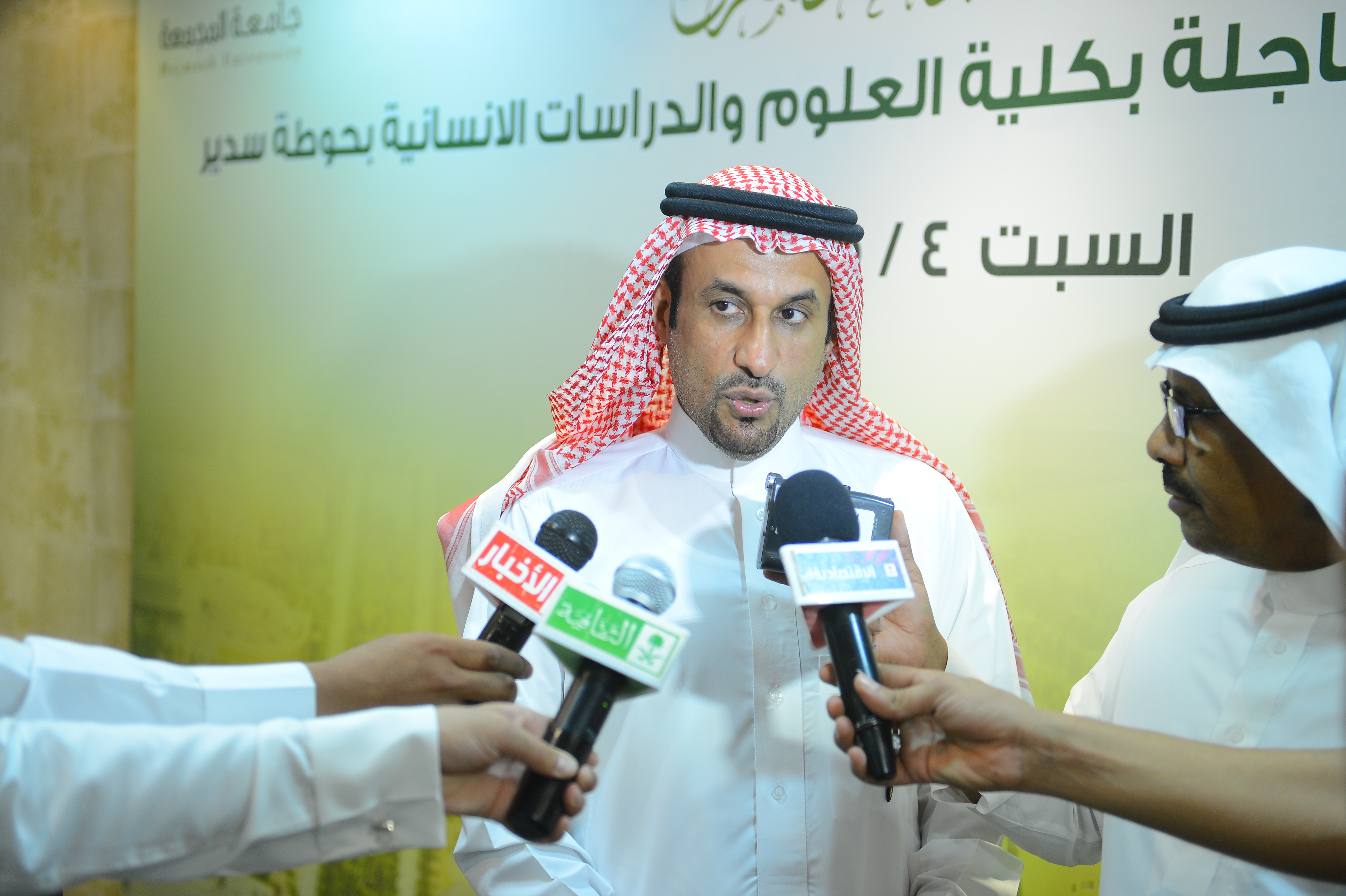 معالي مدير الجامعة يوقع عقود مشاريع المباني العاجلة لكلية ال…