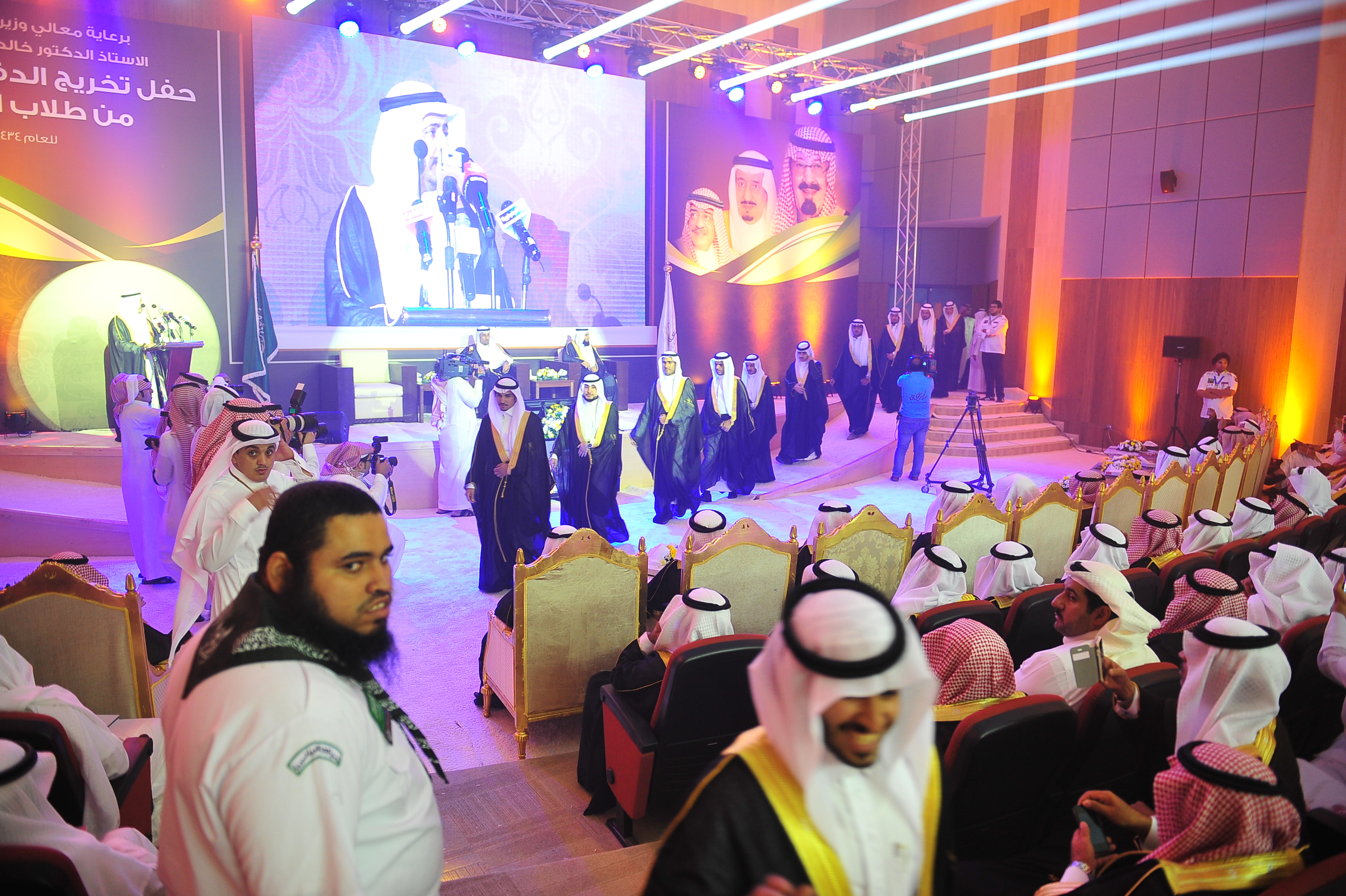 الجامعة تحتفل بتخريج الدفعة الخامسة للعام الجامعي ١٤٣٤هـ -١٤…