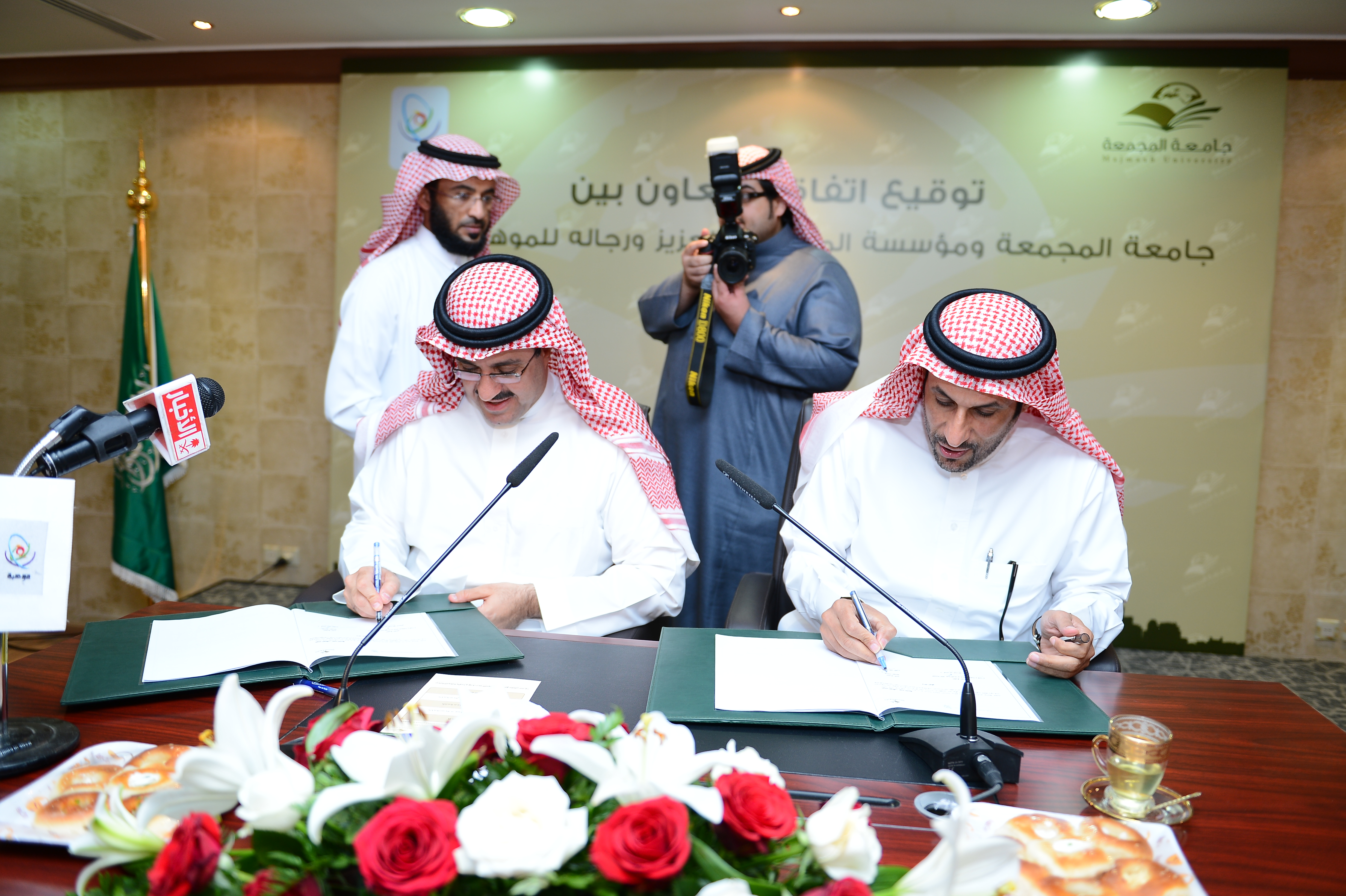 توقيع اتفاقية تعاون مشترك بين الجامعة ومؤسسة الملك عبدالعزيز…