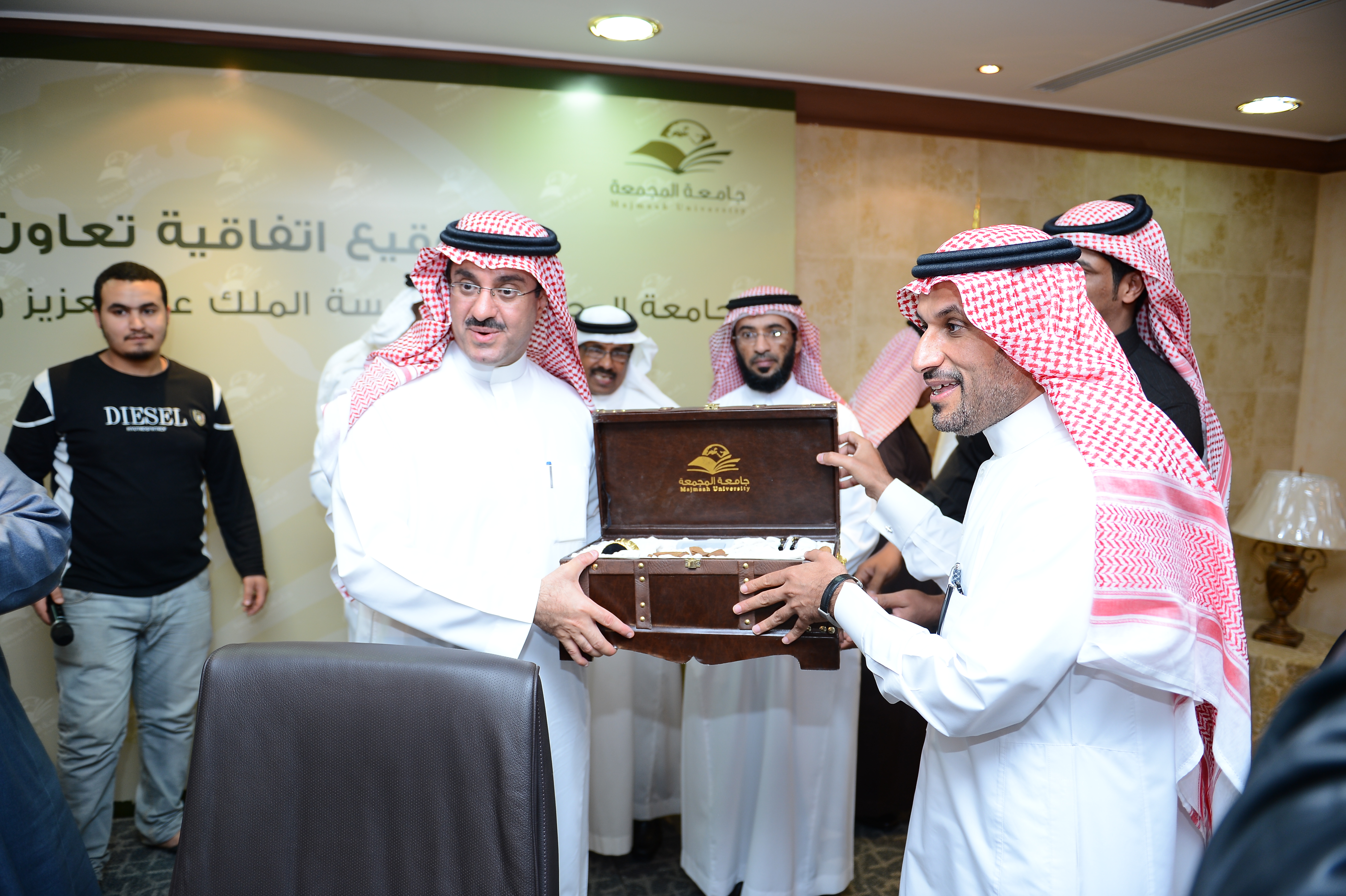 توقيع اتفاقية تعاون مشترك بين الجامعة ومؤسسة الملك عبدالعزيز…
