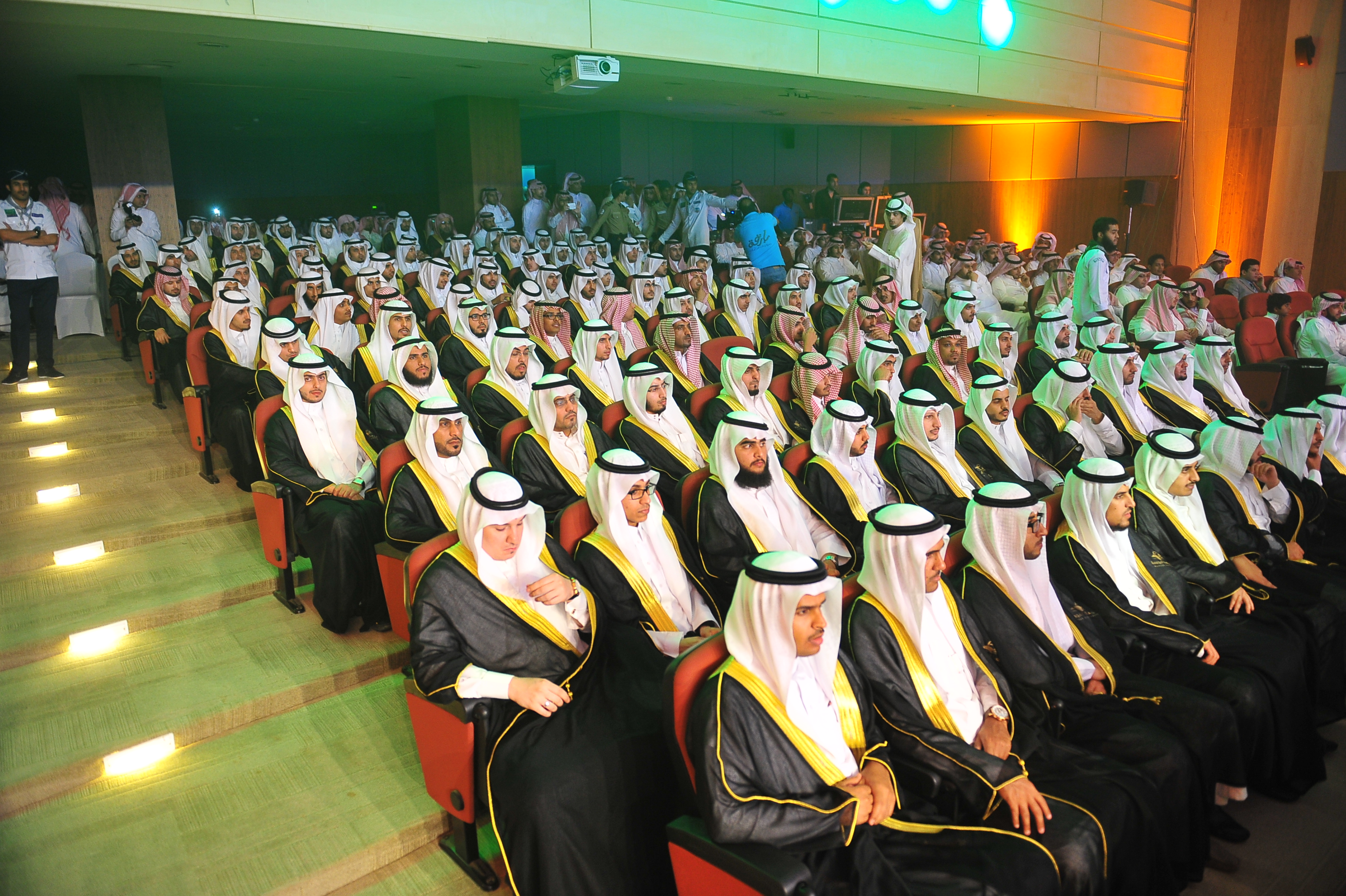 الجامعة تحتفل بتخريج الدفعة الخامسة للعام الجامعي ١٤٣٤هـ -١٤…