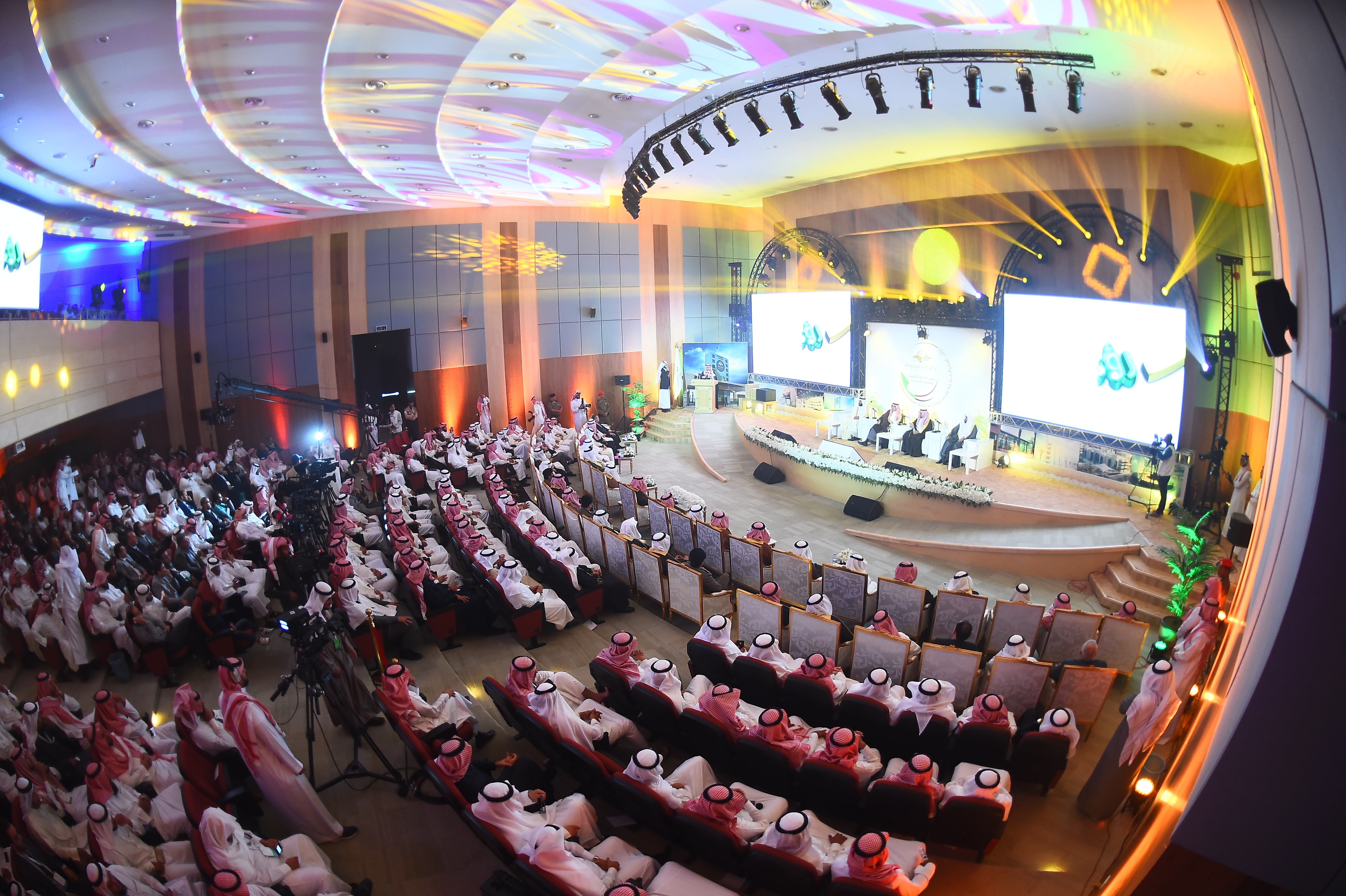 الجامعة تطلق فعاليات ملتقى الجامعات الخليجية والمسؤولية الاج…