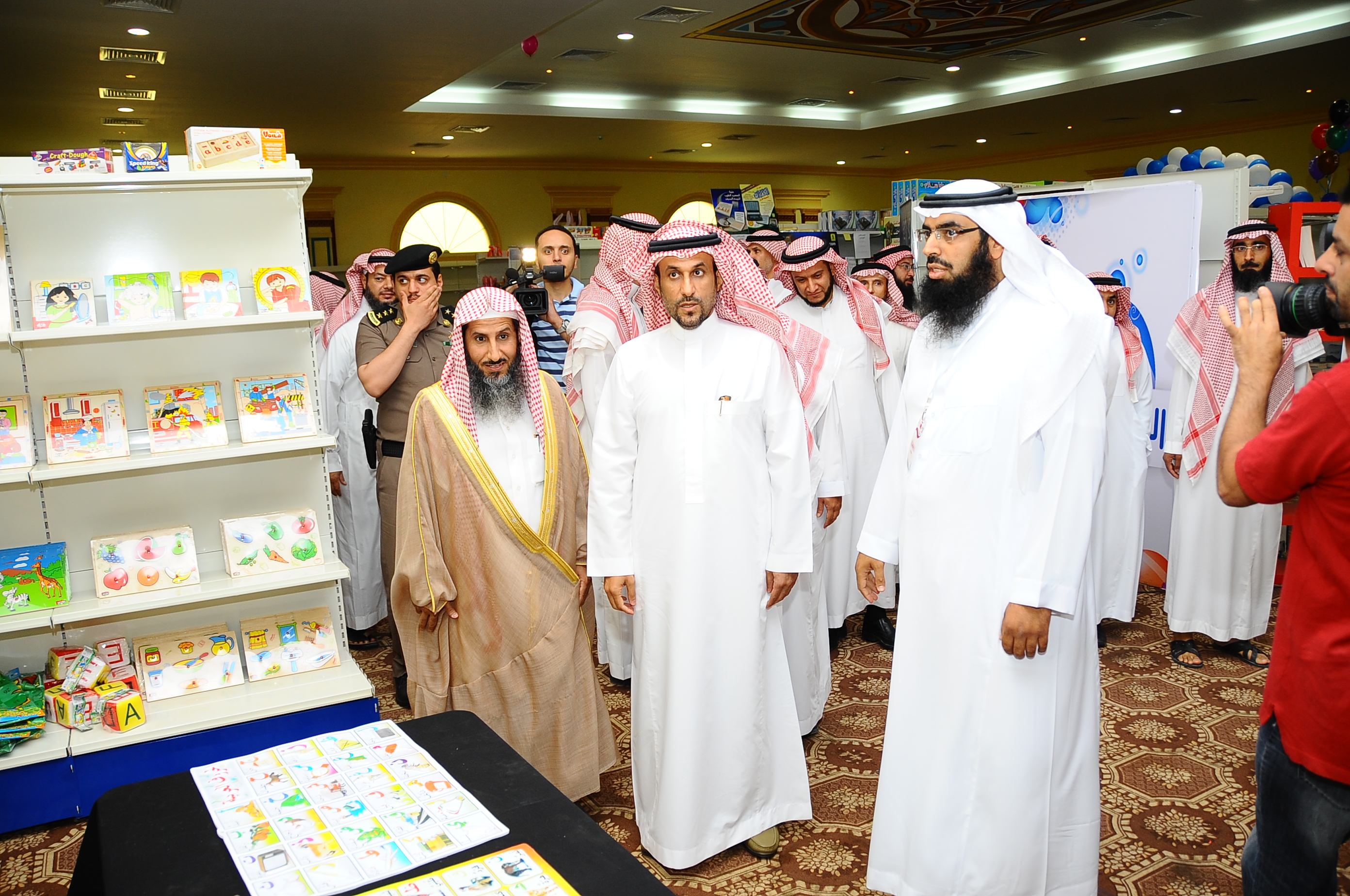 مدير الجامعة يفتتح عالم المرأة والطفل
