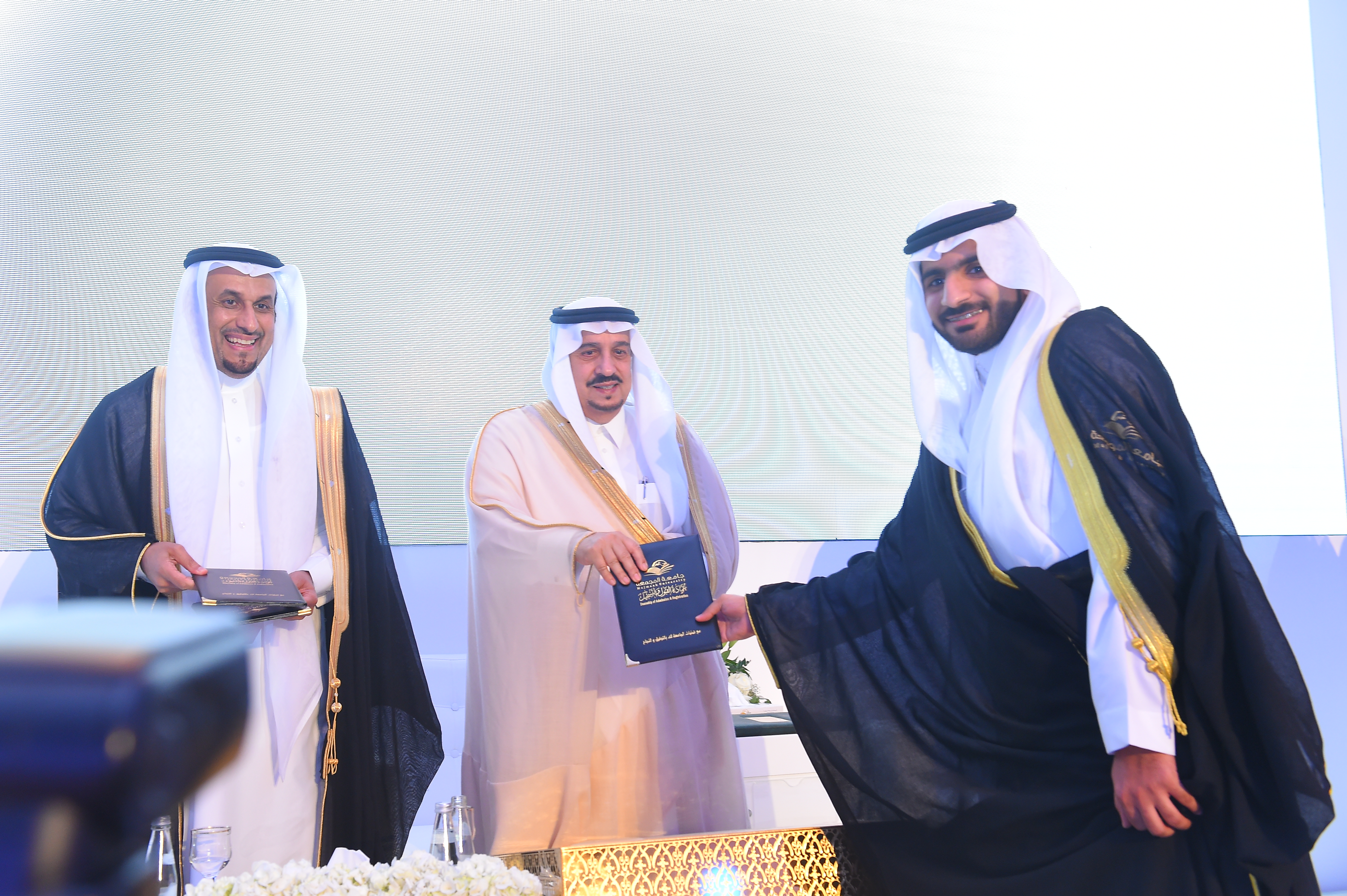 الجامعة تحتفي بتخريج الدفعة السابعة من طلابها برعاية وتشريف…